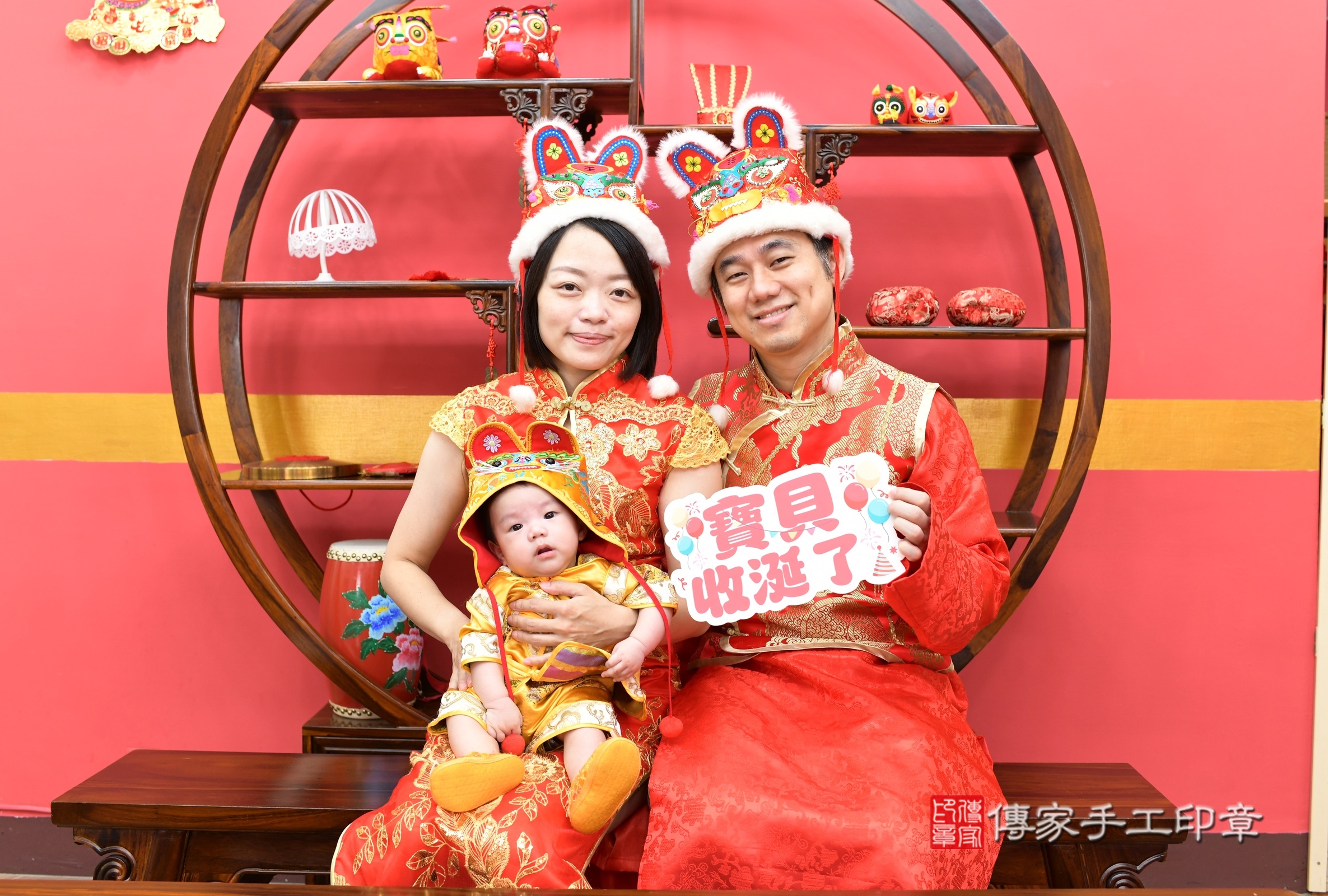 翔翔寶寶收涎，成人與小孩古裝禮服照。地點：傳家「新北店」古禮會場，照片3