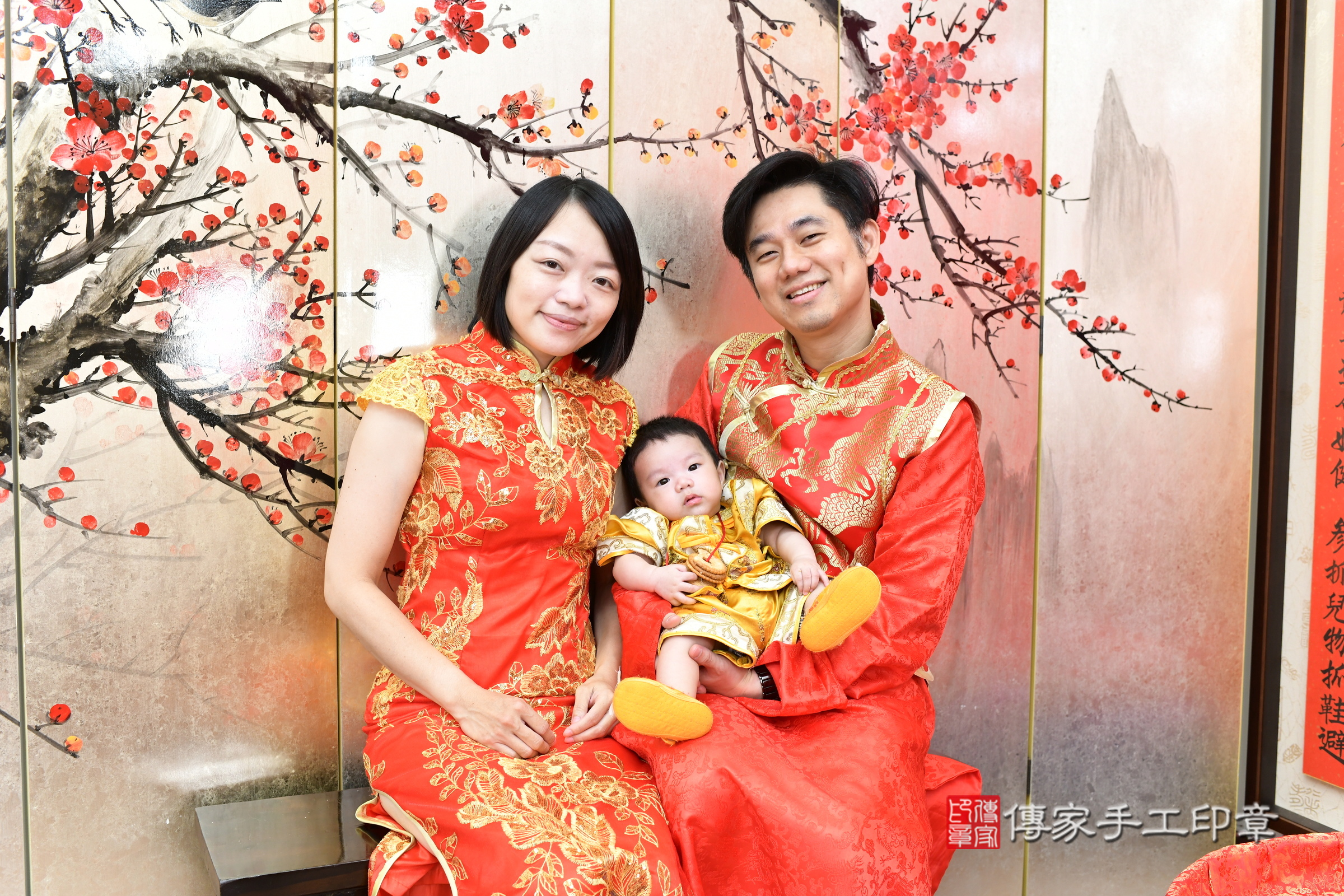 翔翔寶寶收涎，成人與小孩古裝禮服照。地點：傳家「新北店」古禮會場，照片1