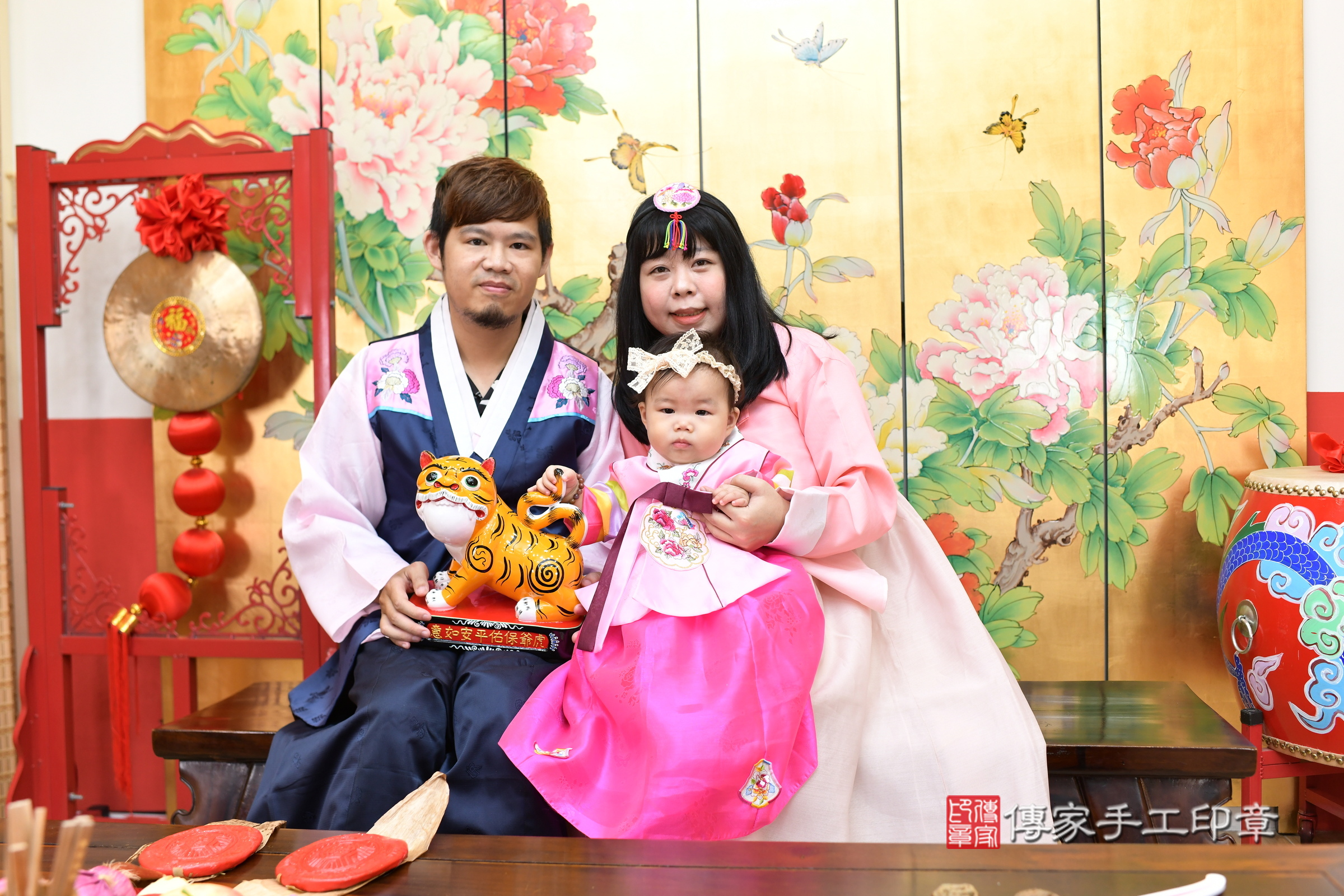 嘉嘉寶寶抓周，成人與小孩古裝禮服照。地點：傳家「新北店」古禮會場，照片4