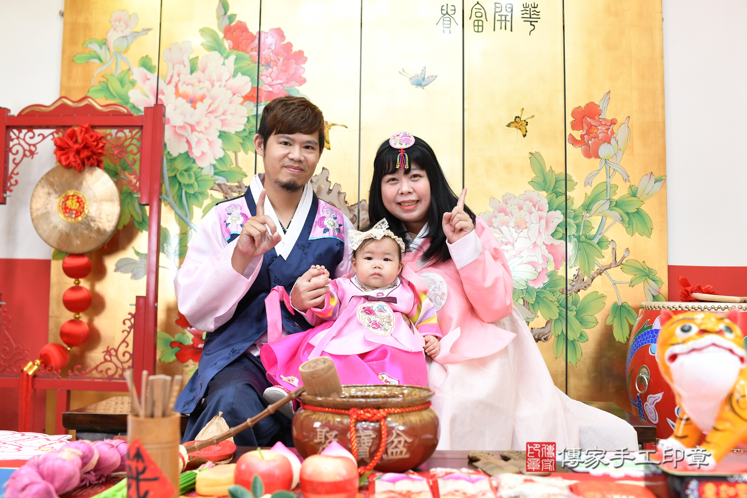 嘉嘉寶寶抓周，成人與小孩古裝禮服照。地點：傳家「新北店」古禮會場，照片2
