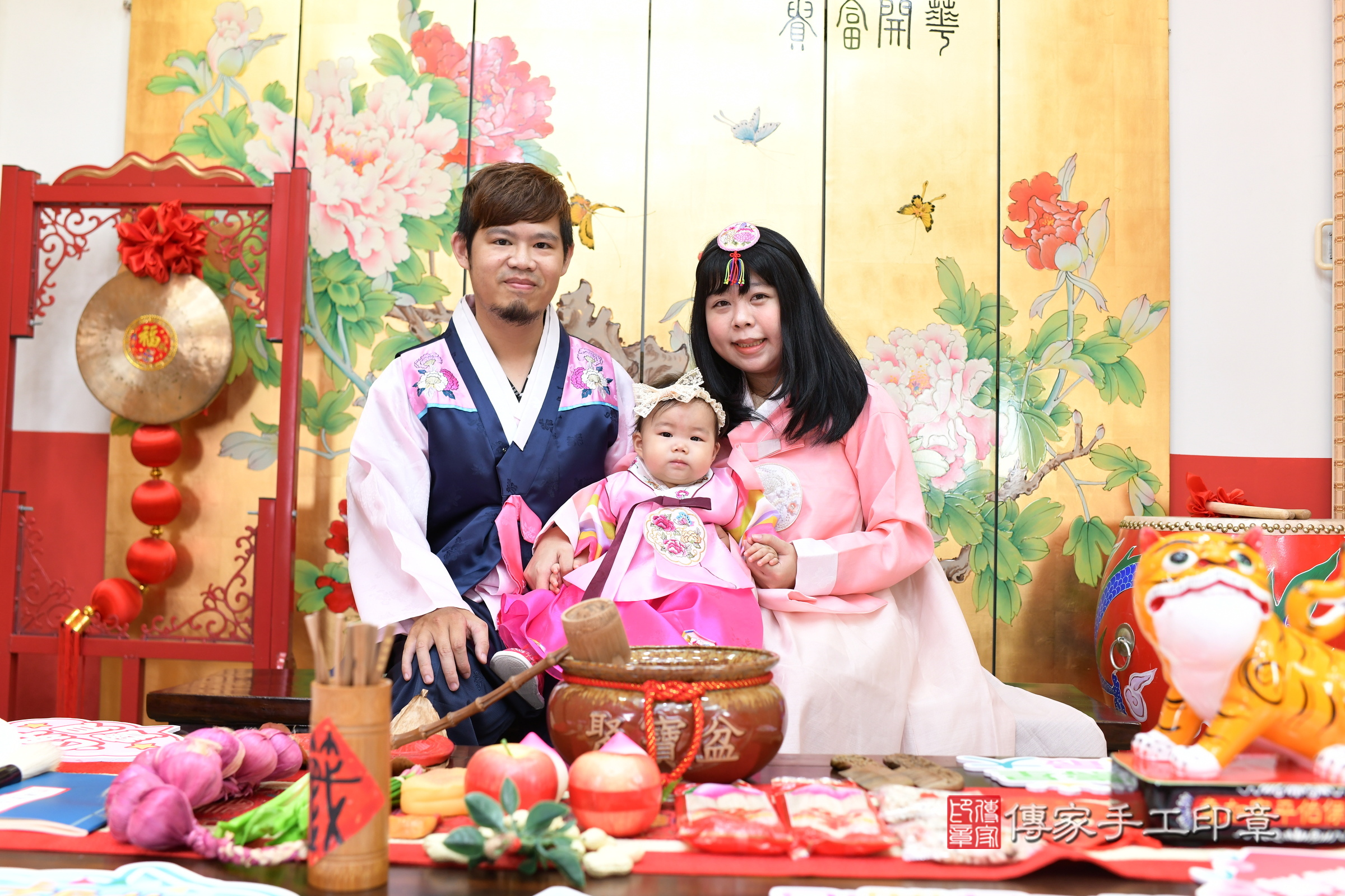 嘉嘉寶寶抓周，成人與小孩古裝禮服照。地點：傳家「新北店」古禮會場，照片1