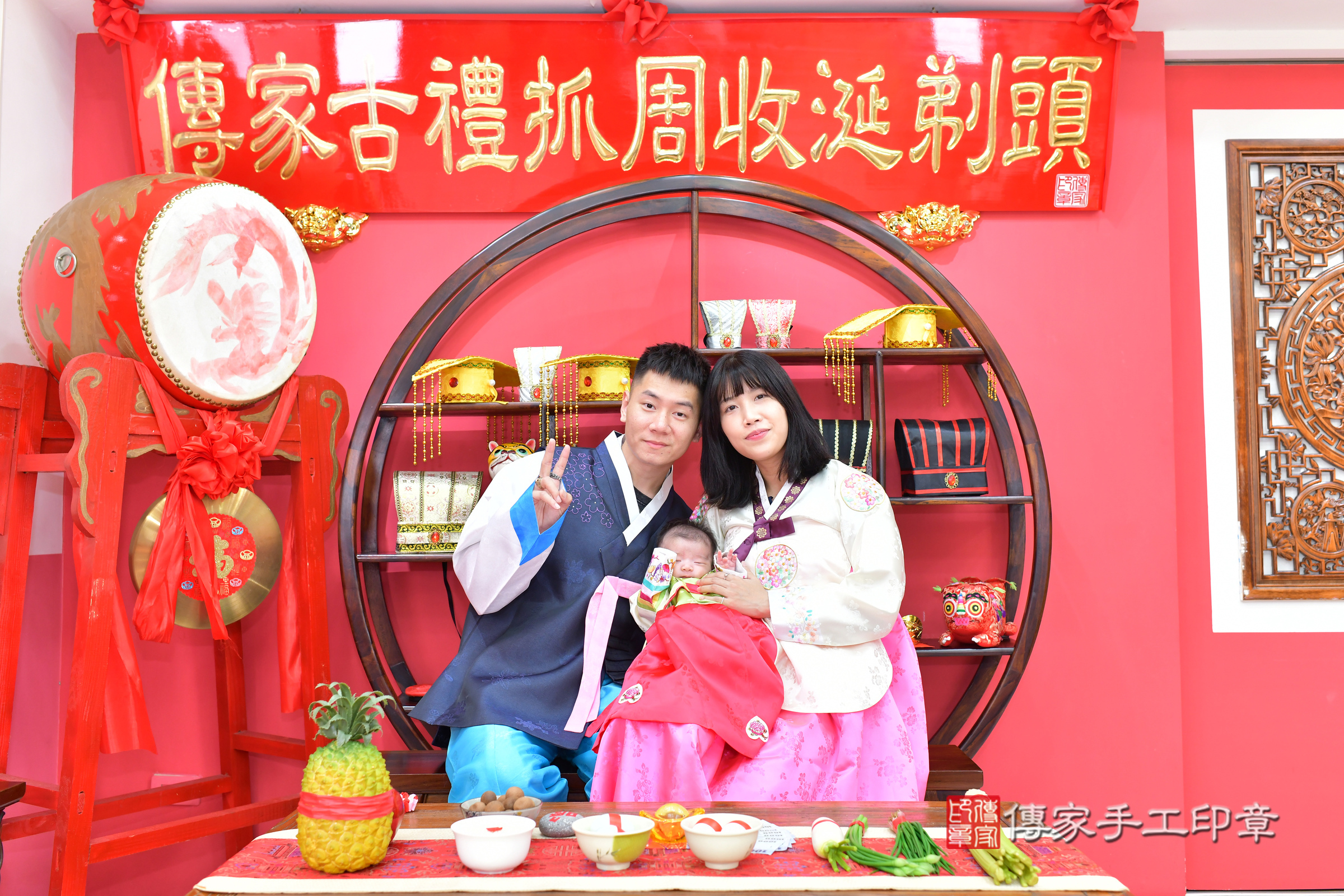 小浠寶寶剃頭，成人與小孩古裝禮服照。地點：傳家「台中店」古禮會場，照片1