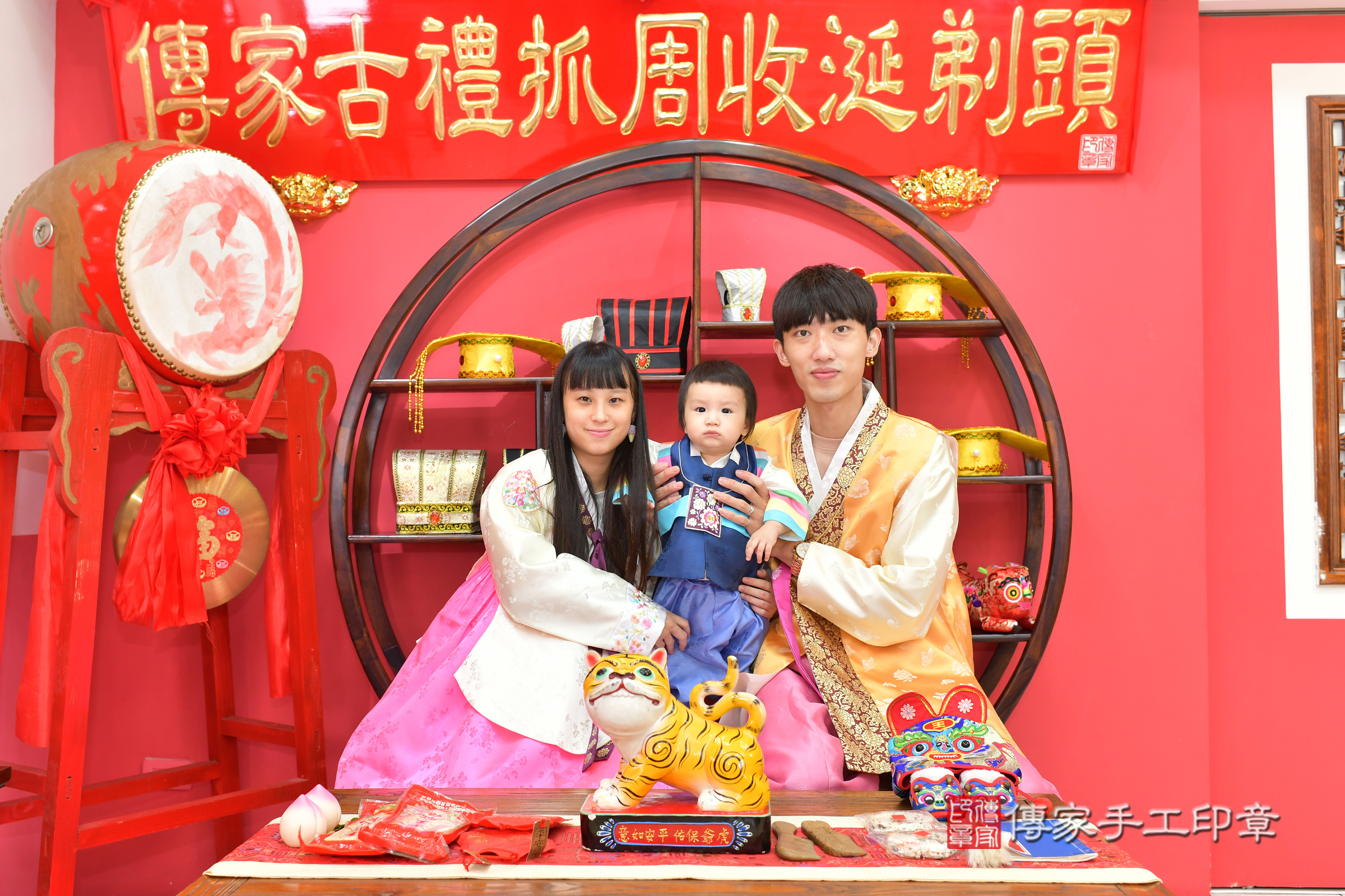 小陞寶寶抓周，成人與小孩古裝禮服照。地點：傳家「台中店」古禮會場，照片1