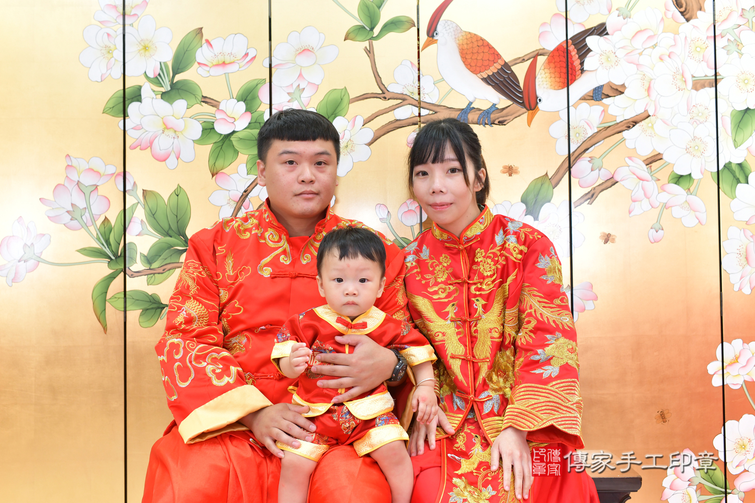 丞丞寶寶抓周，成人與小孩古裝禮服照。地點：傳家「台中店」古禮會場，照片1