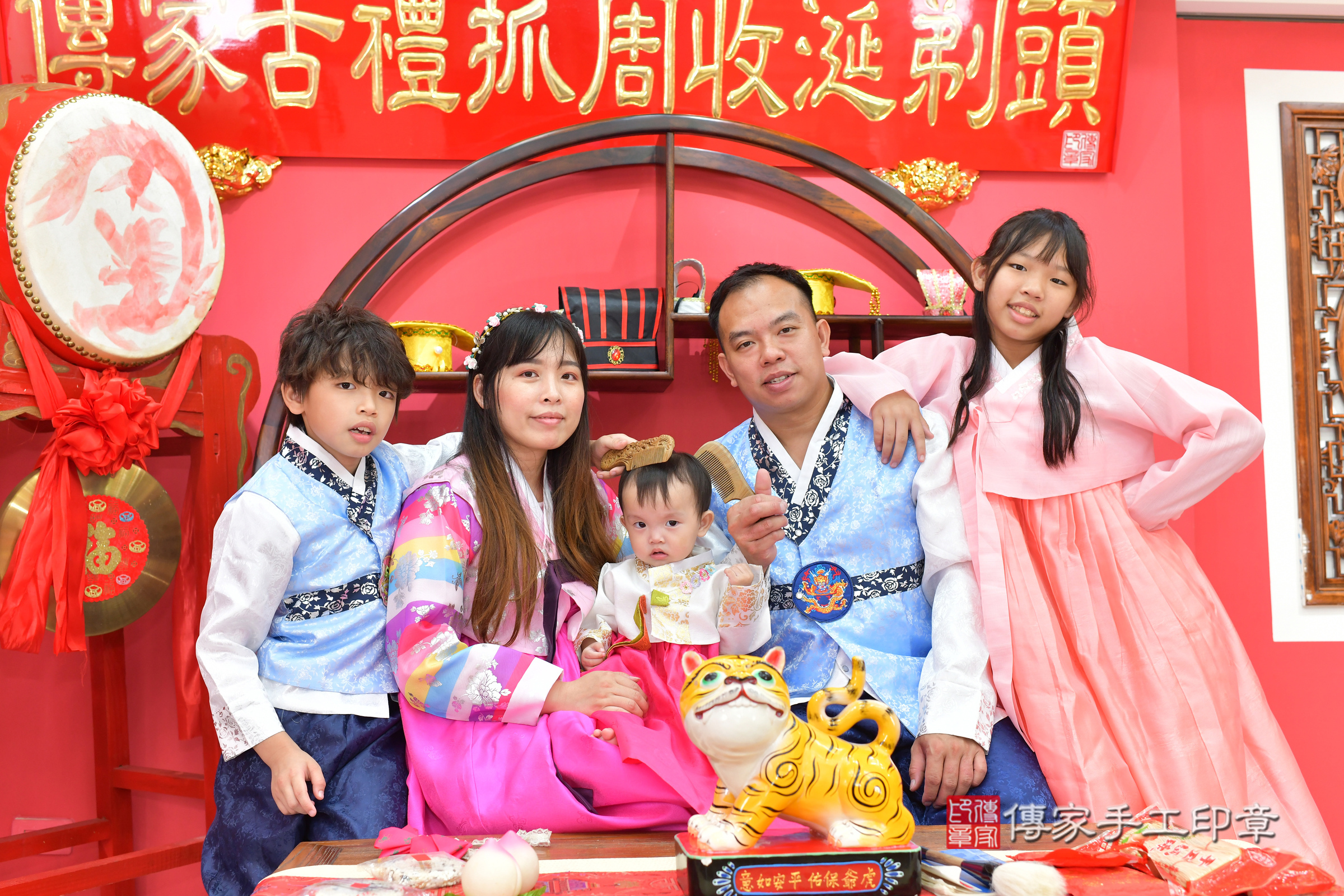 媛媛寶寶抓周，成人與小孩古裝禮服照。地點：傳家「台中店」古禮會場，照片3