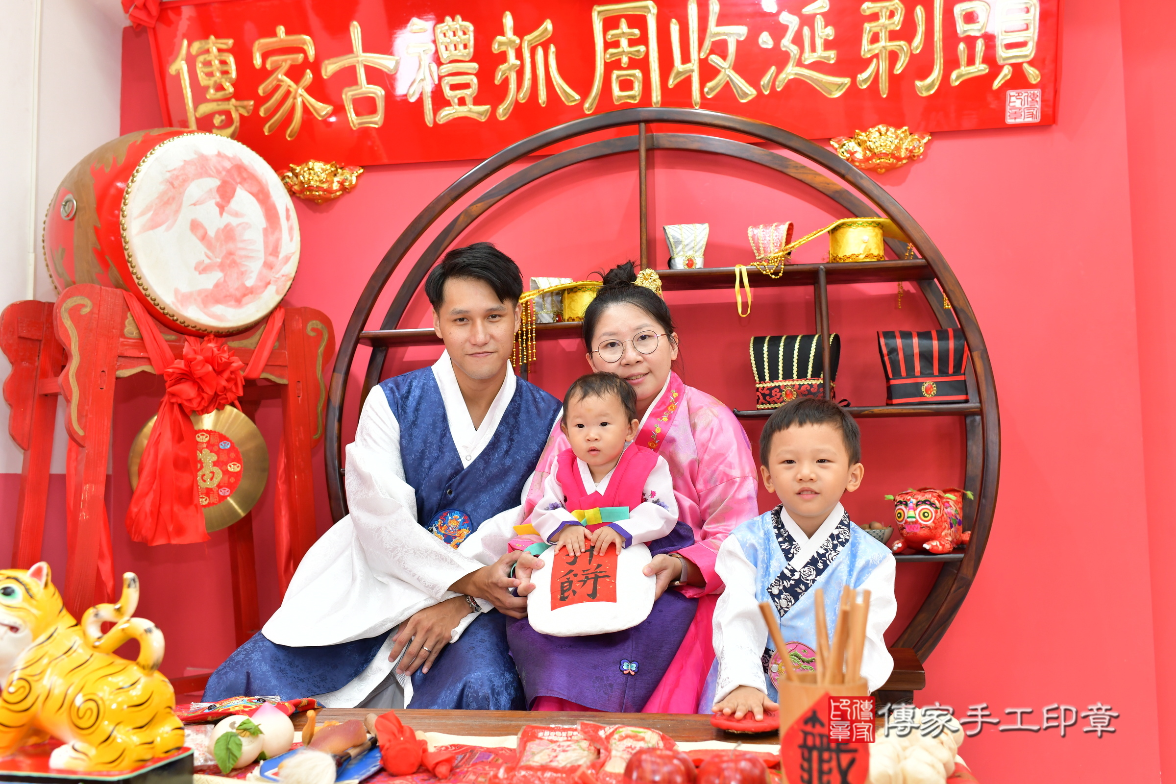 小寧寶寶抓周，成人與小孩古裝禮服照。地點：傳家「台中店」古禮會場，照片4