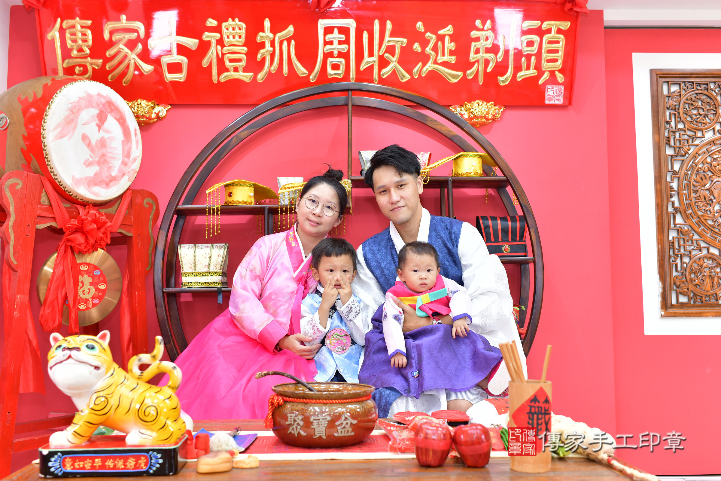 小寧寶寶抓周，成人與小孩古裝禮服照。地點：傳家「台中店」古禮會場，照片1