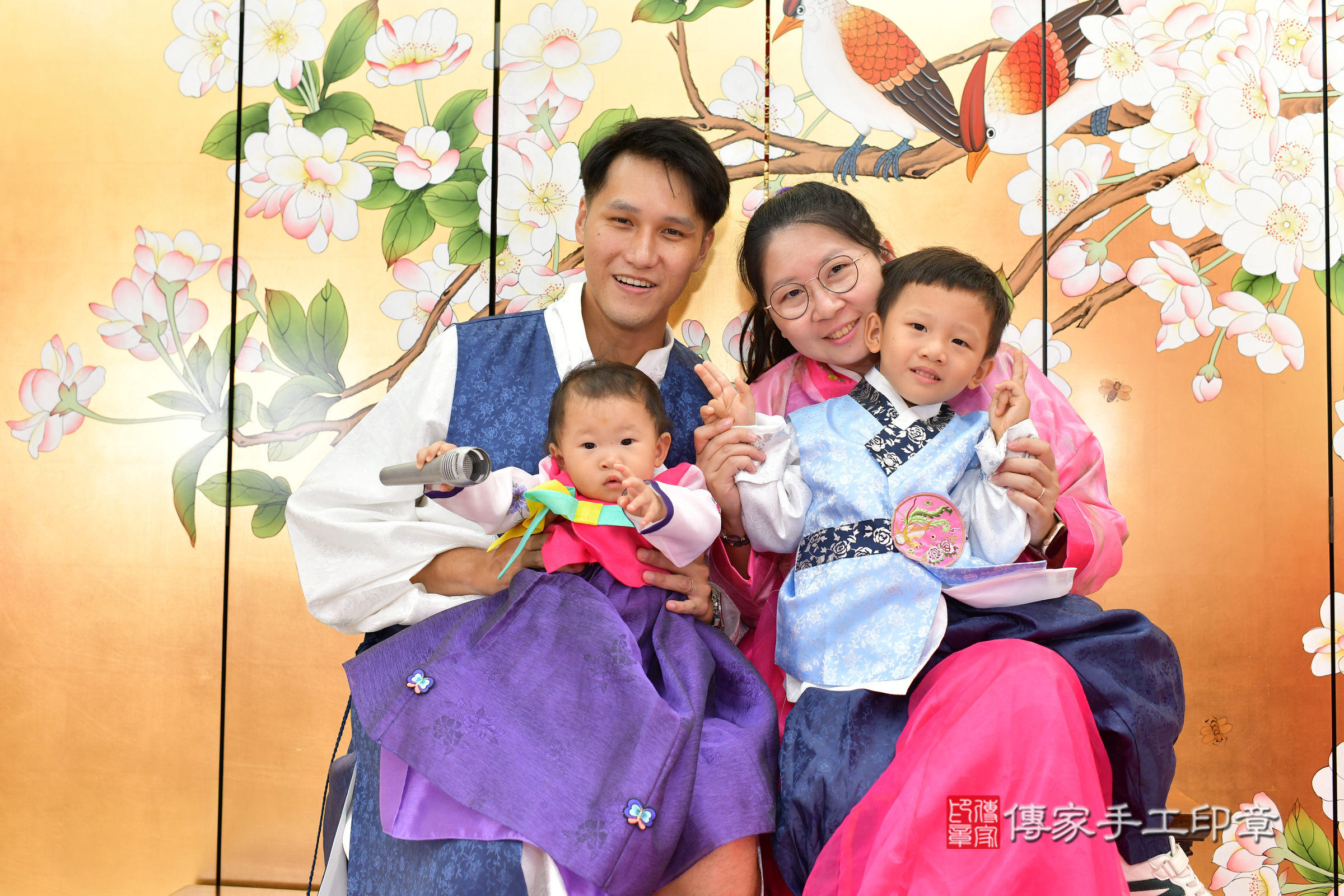 小寧寶寶抓周，成人與小孩古裝禮服照。地點：傳家「台中店」古禮會場，照片2