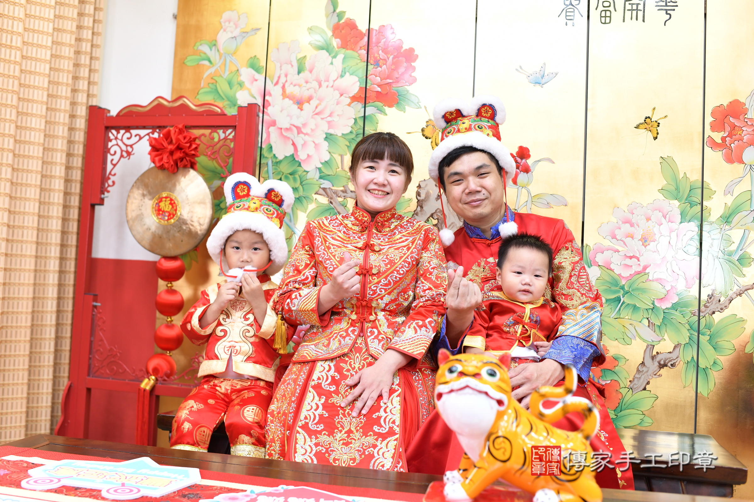 小宸寶寶抓周，成人與小孩古裝禮服照。地點：傳家「台北店」古禮會場，照片2