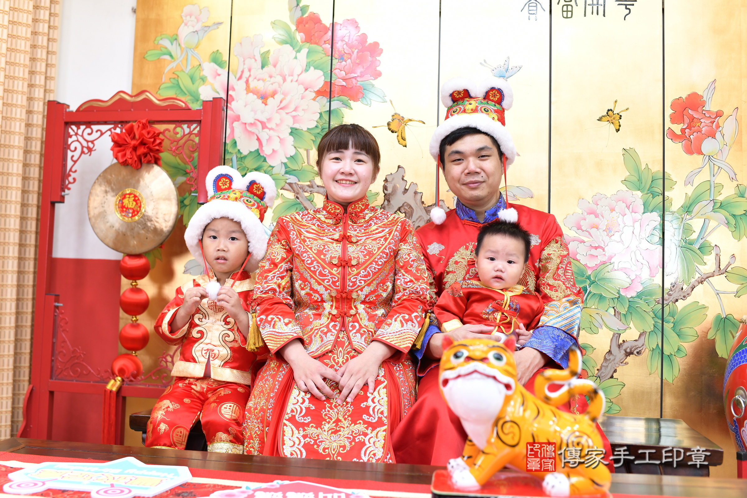 小宸寶寶抓周，成人與小孩古裝禮服照。地點：傳家「台北店」古禮會場，照片1