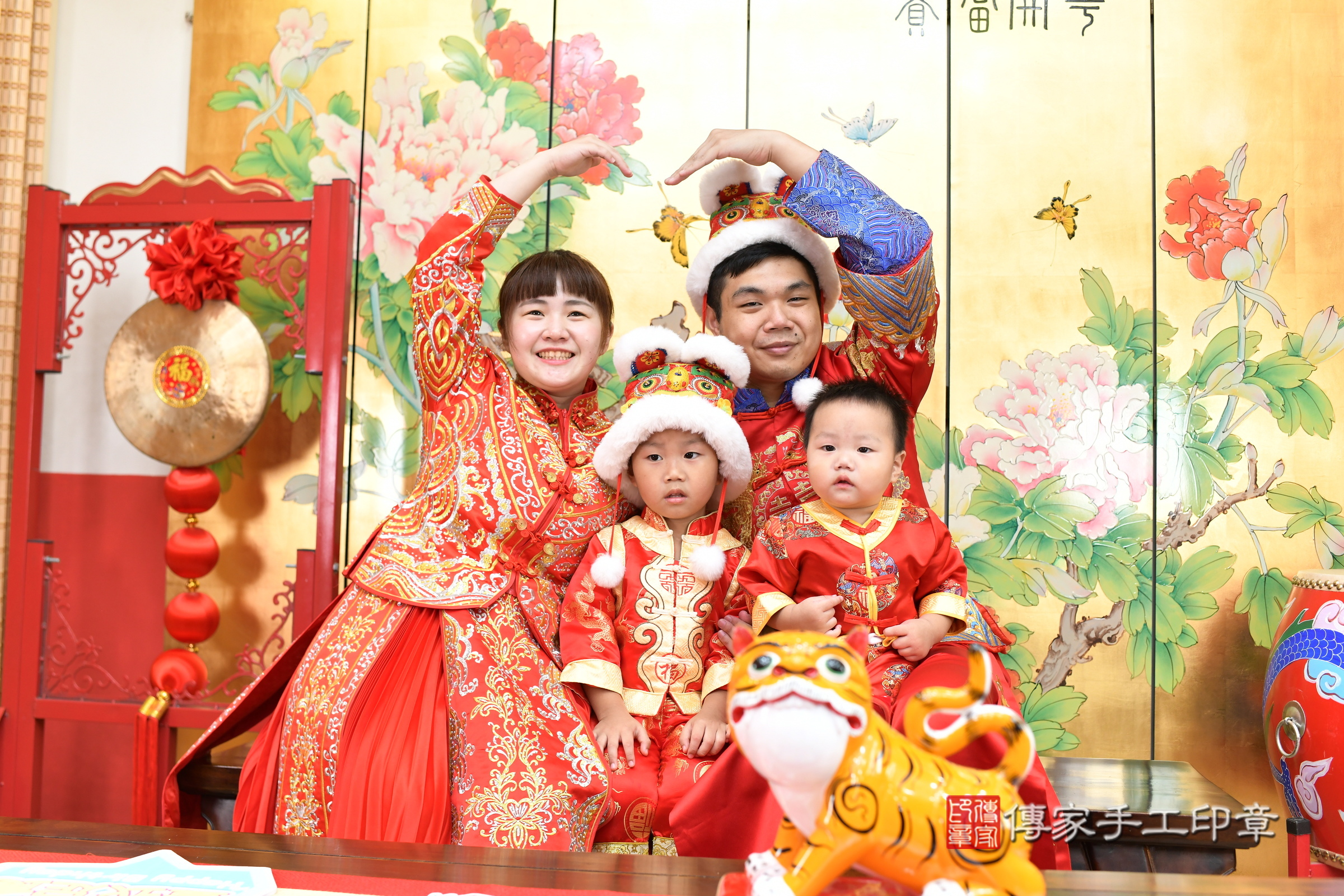 小宸寶寶抓周，成人與小孩古裝禮服照。地點：傳家「台北店」古禮會場，照片3
