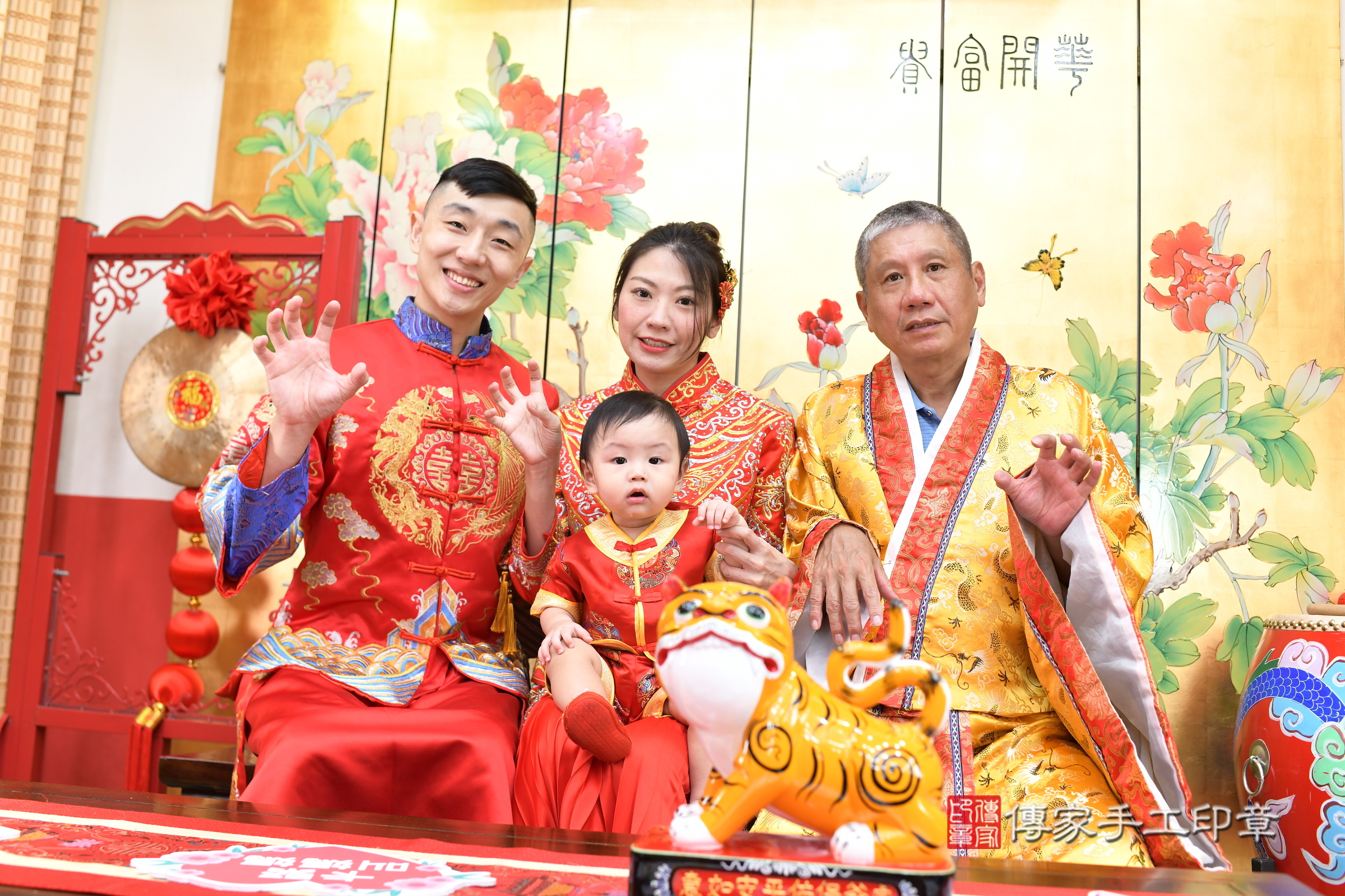 小謙寶寶抓周，成人與小孩古裝禮服照。地點：傳家「台北店」古禮會場，照片3