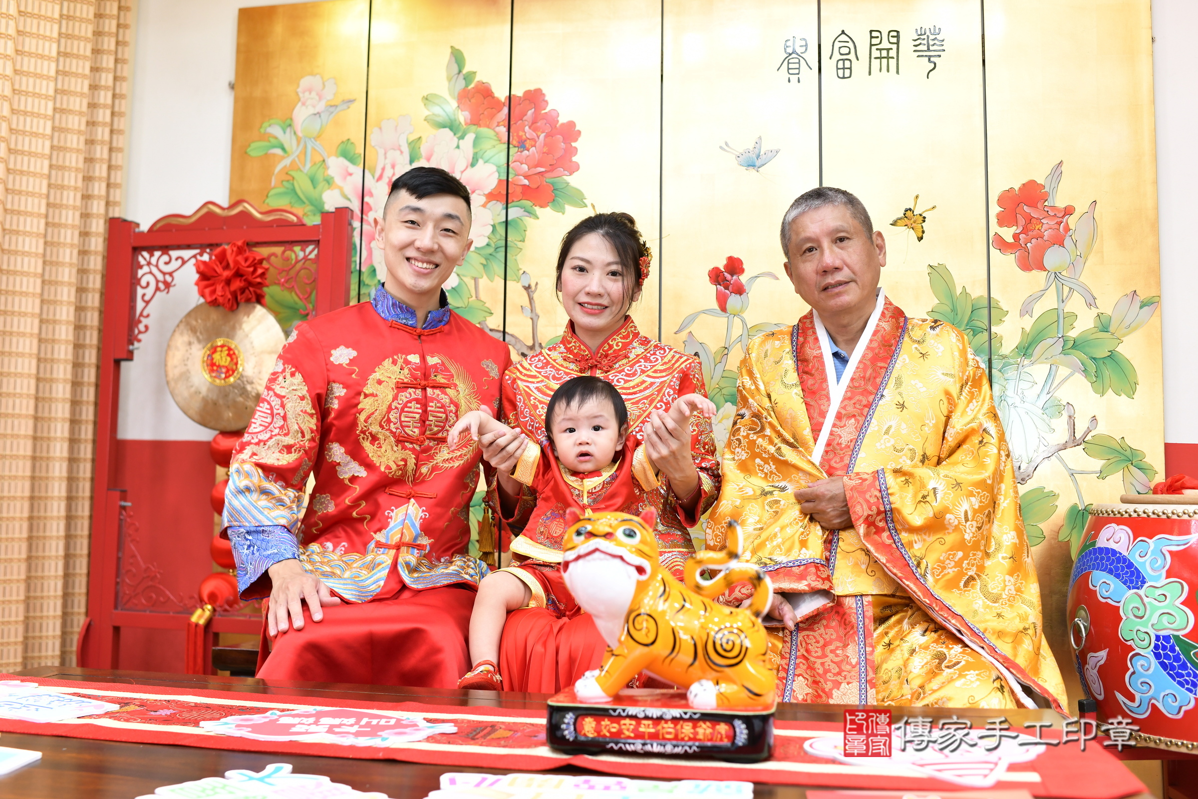 小謙寶寶抓周，成人與小孩古裝禮服照。地點：傳家「台北店」古禮會場，照片2