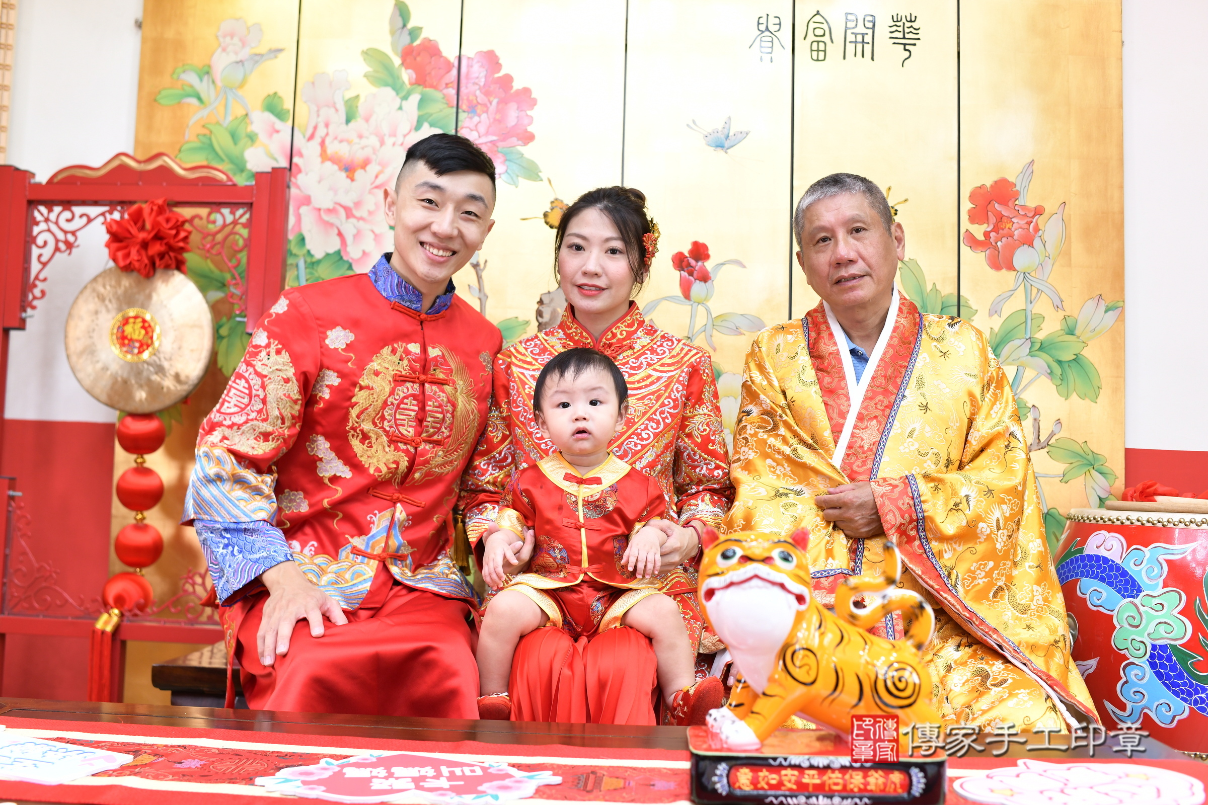 小謙寶寶抓周，成人與小孩古裝禮服照。地點：傳家「台北店」古禮會場，照片1