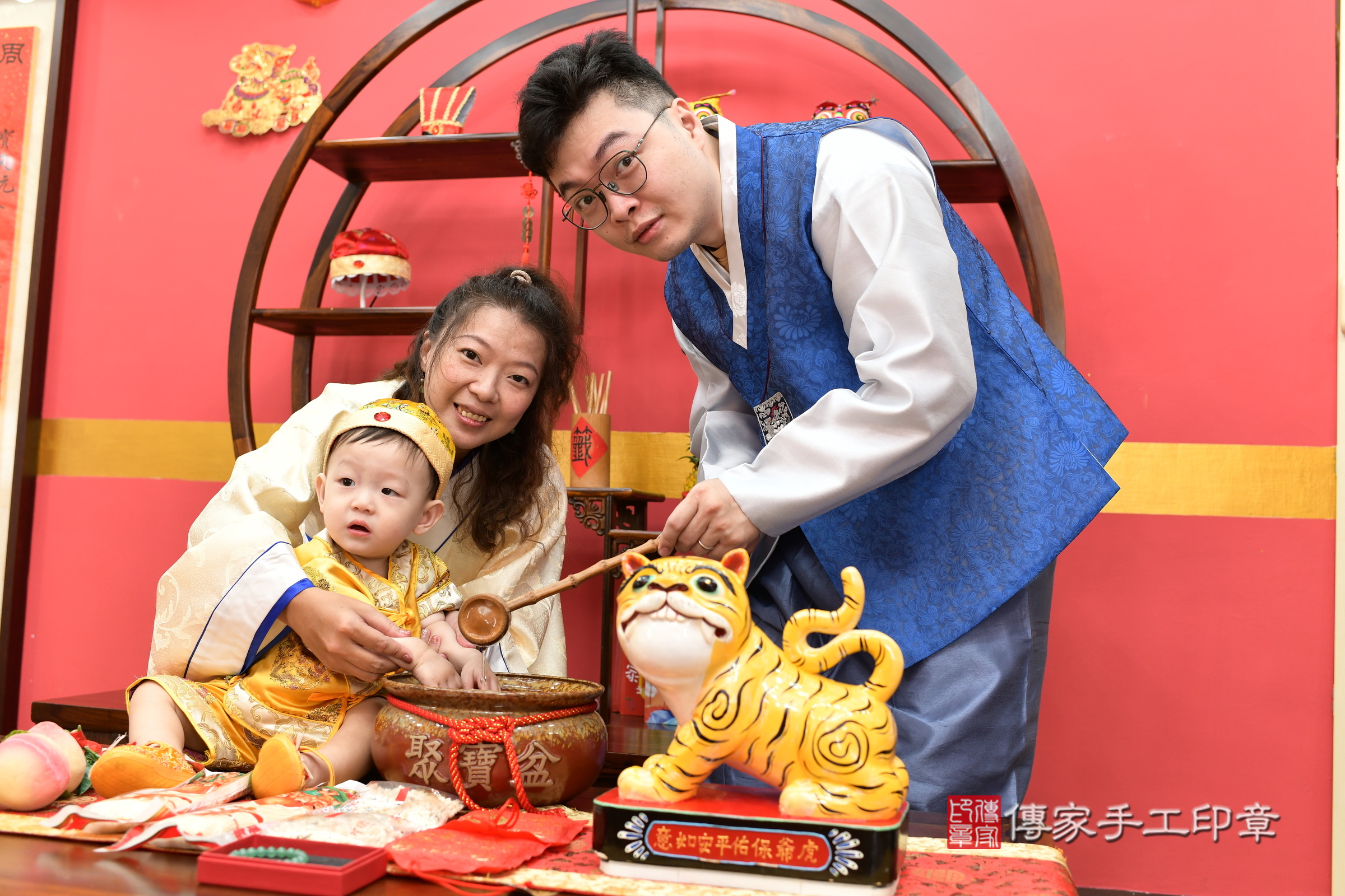 小茗寶寶抓周，成人與小孩古裝禮服照。地點：傳家「新北店」古禮會場，照片2