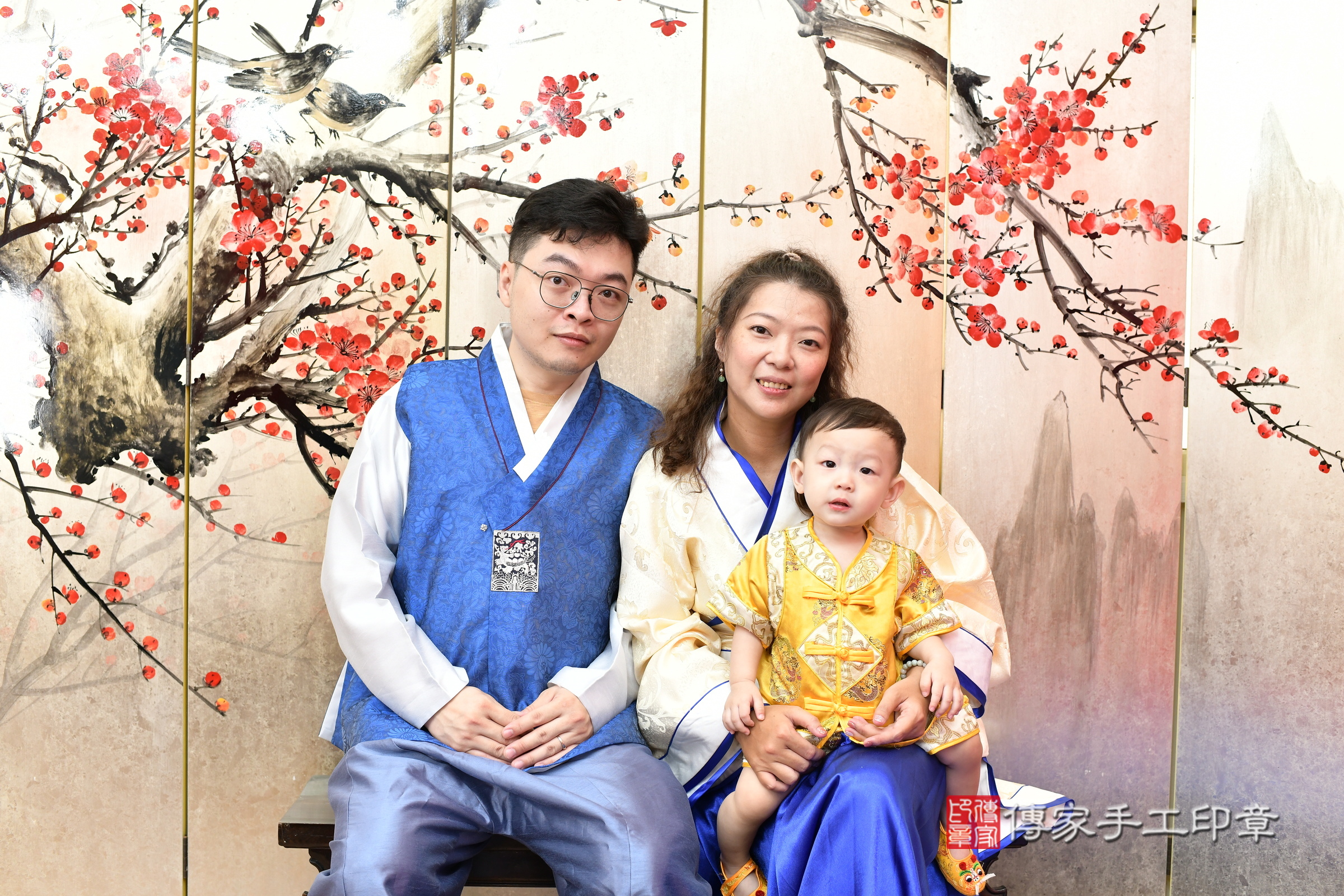 小茗寶寶抓周，成人與小孩古裝禮服照。地點：傳家「新北店」古禮會場，照片1