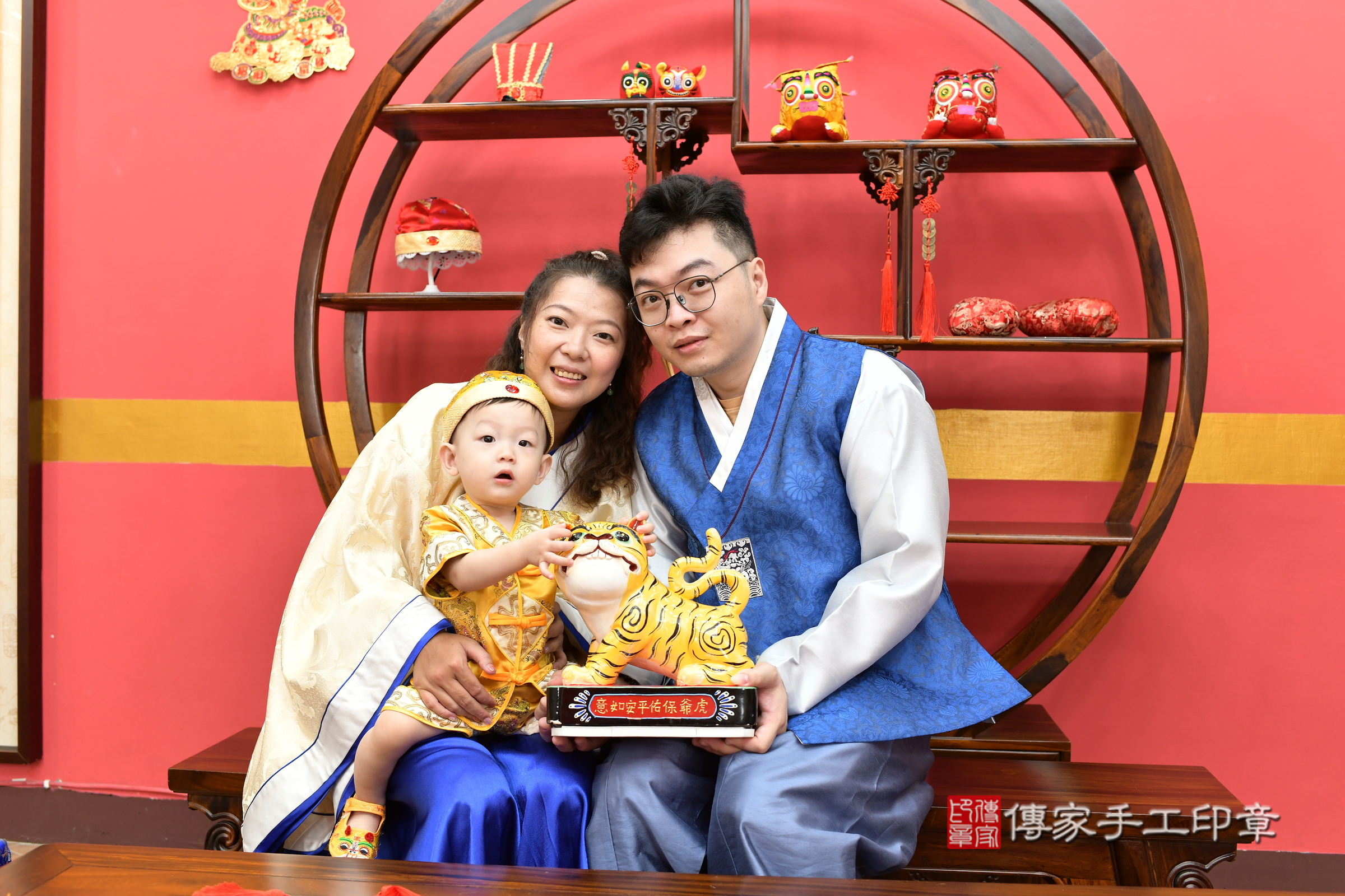 小茗寶寶抓周，成人與小孩古裝禮服照。地點：傳家「新北店」古禮會場，照片3