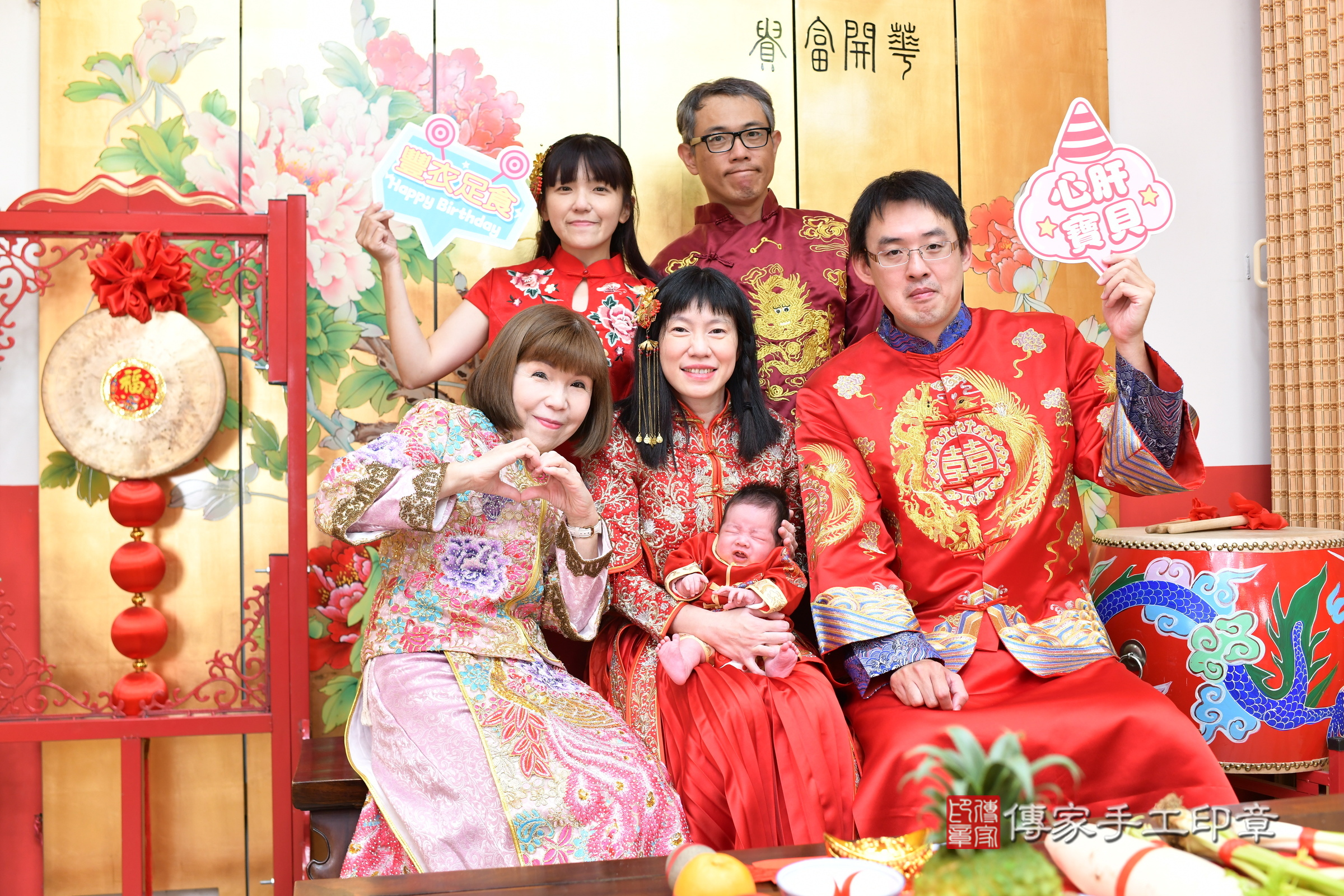 小天寶寶剃頭，成人與小孩古裝禮服照。地點：傳家「台北店」古禮會場，照片1