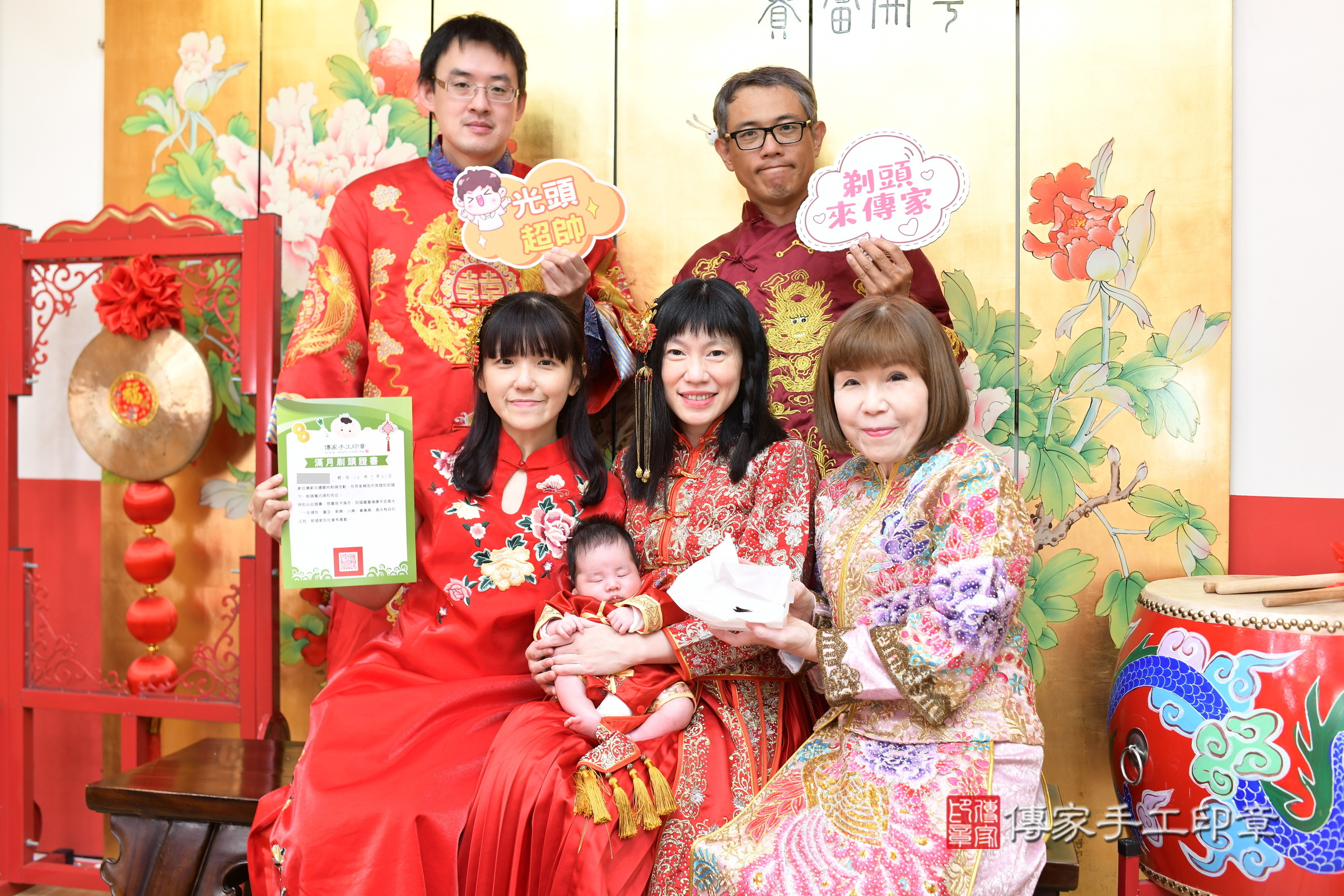 小天寶寶剃頭，成人與小孩古裝禮服照。地點：傳家「台北店」古禮會場，照片4
