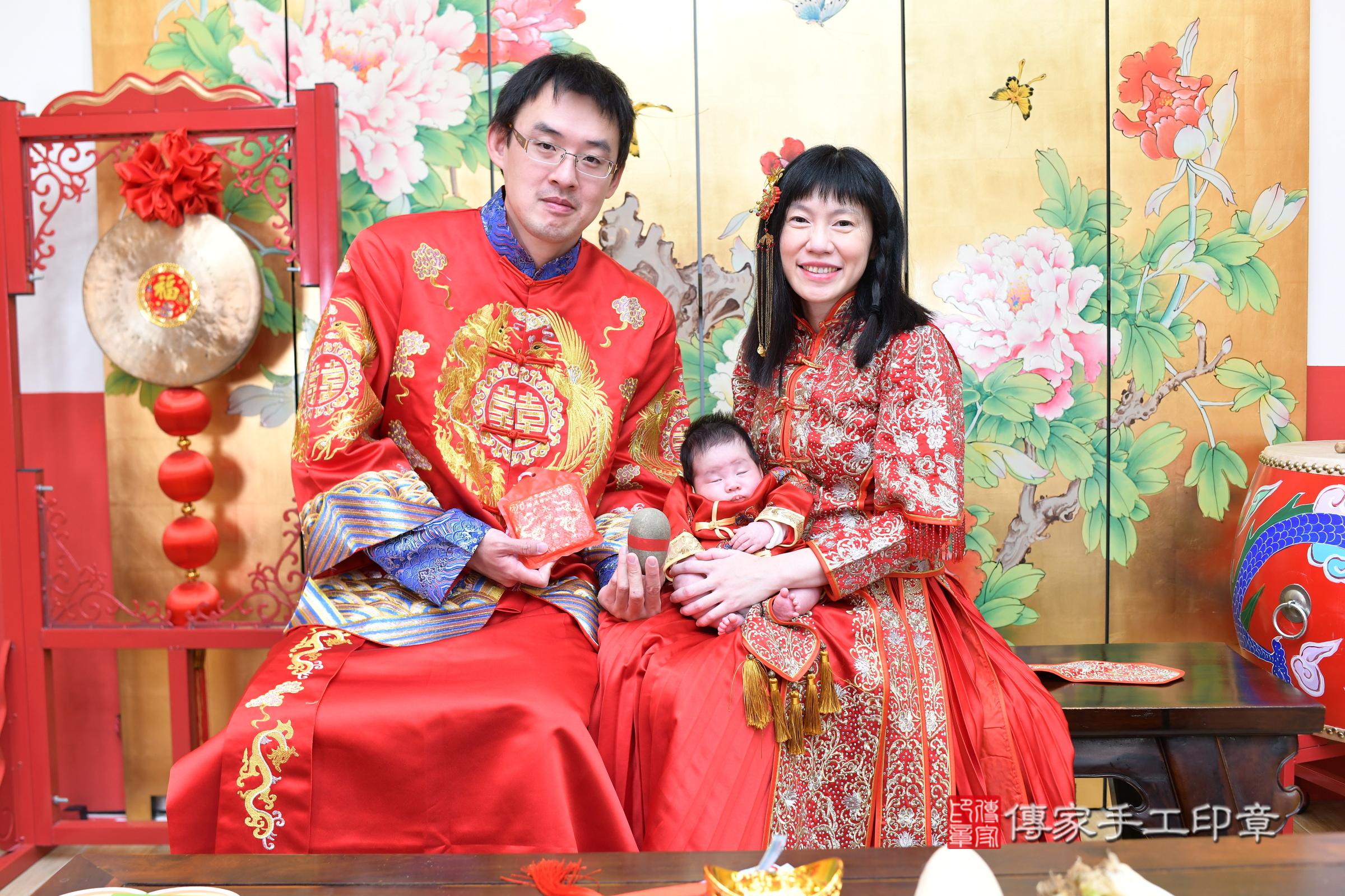 小天寶寶剃頭，成人與小孩古裝禮服照。地點：傳家「台北店」古禮會場，照片3