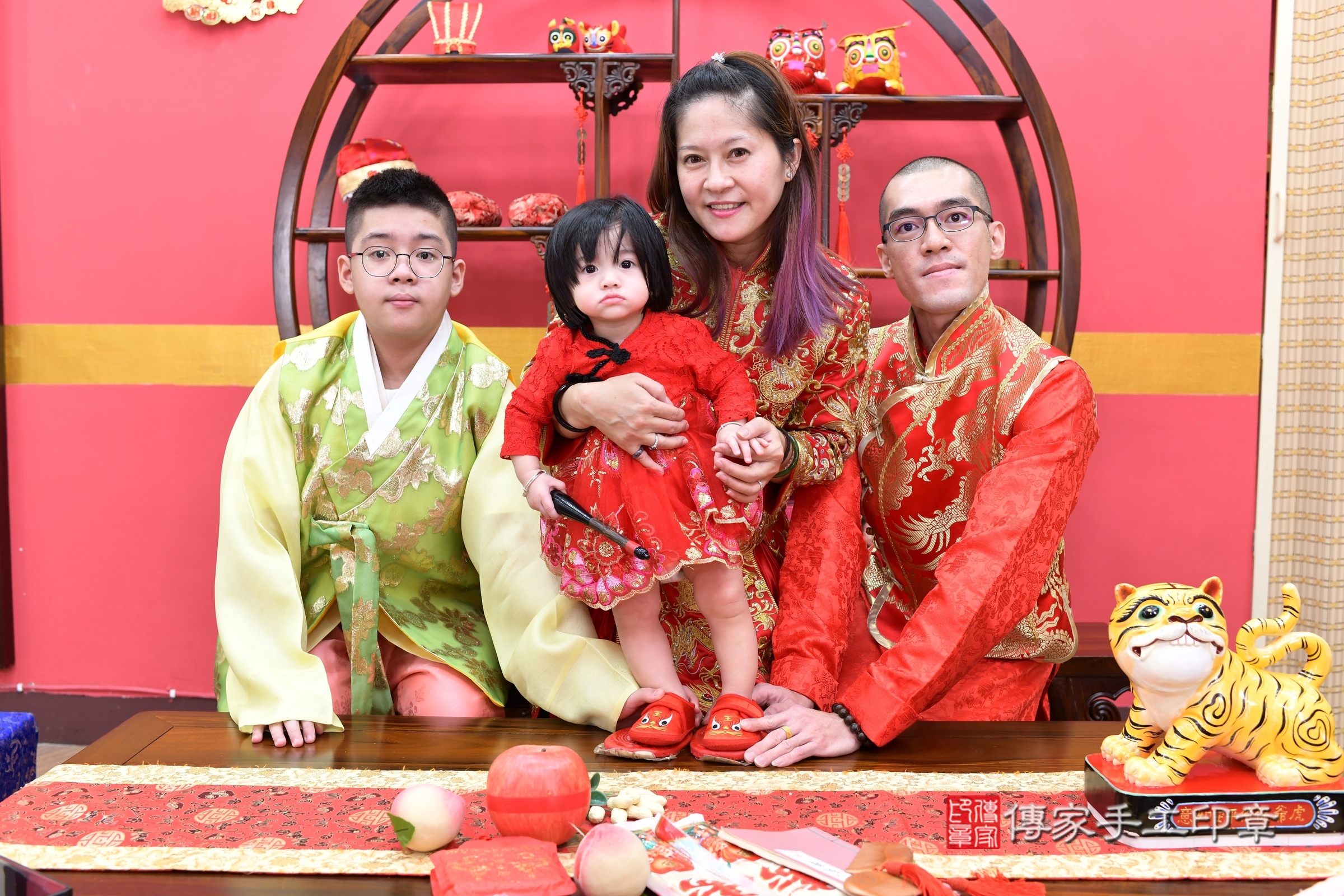 蓁蓁寶寶抓周，成人與小孩古裝禮服照。地點：傳家「新北店」古禮會場，照片3