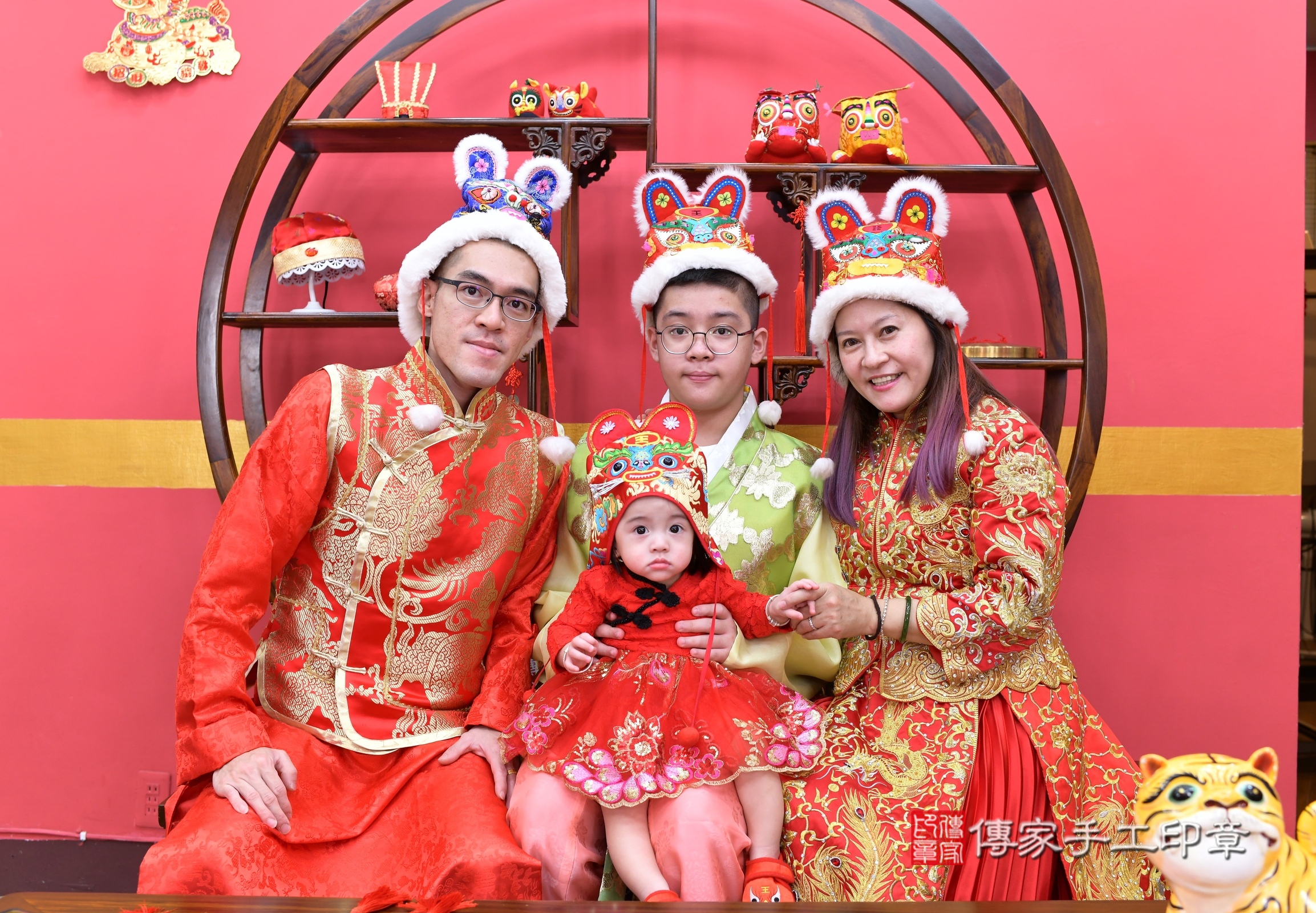 蓁蓁寶寶抓周，成人與小孩古裝禮服照。地點：傳家「新北店」古禮會場，照片1