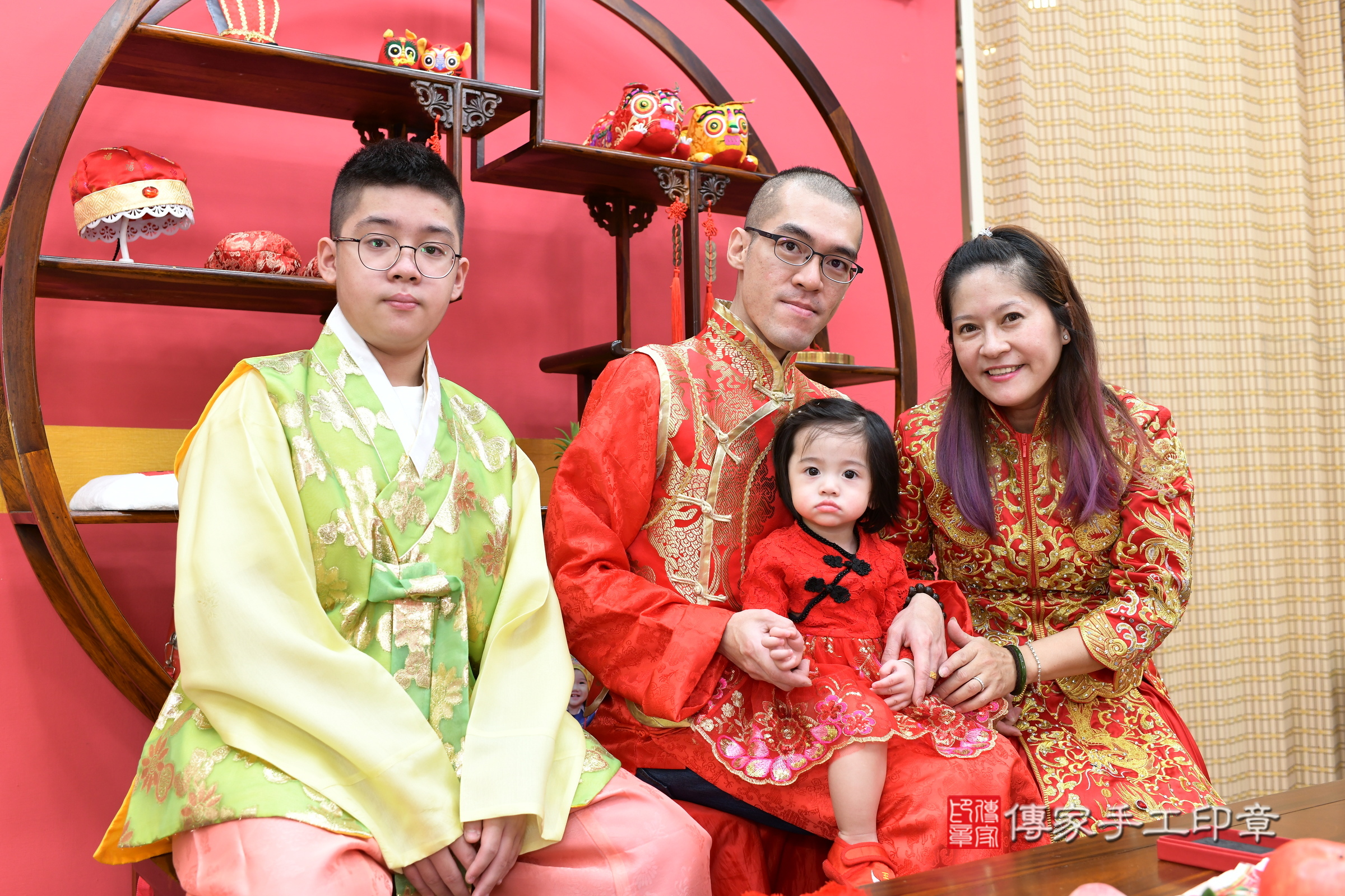 蓁蓁寶寶抓周，成人與小孩古裝禮服照。地點：傳家「新北店」古禮會場，照片2