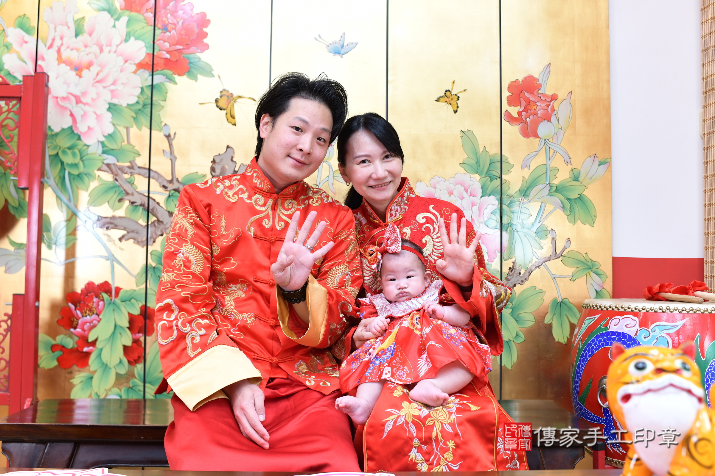 小曦寶寶收涎，成人與小孩古裝禮服照。地點：傳家「台北店」古禮會場，照片1
