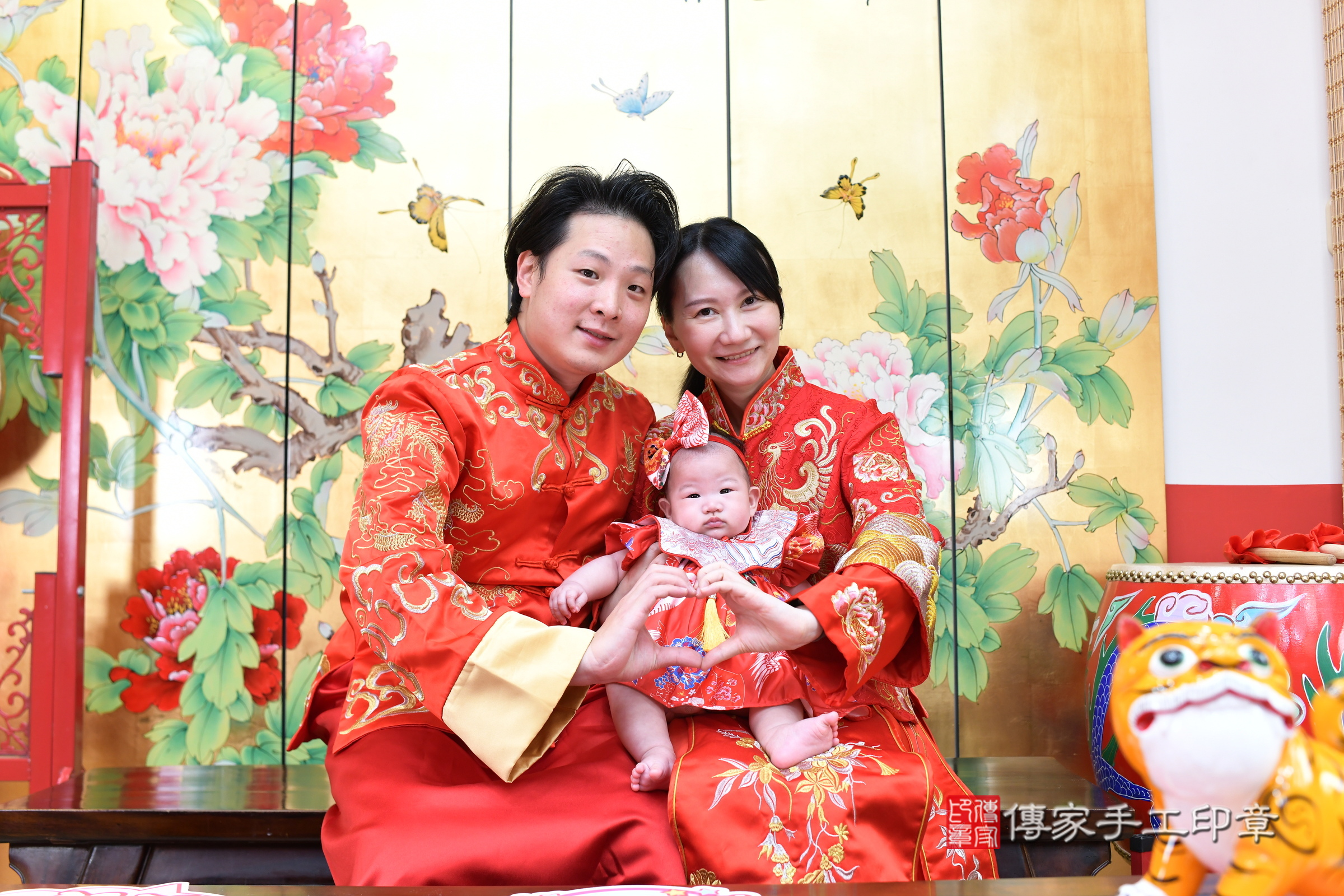 小曦寶寶收涎，成人與小孩古裝禮服照。地點：傳家「台北店」古禮會場，照片3