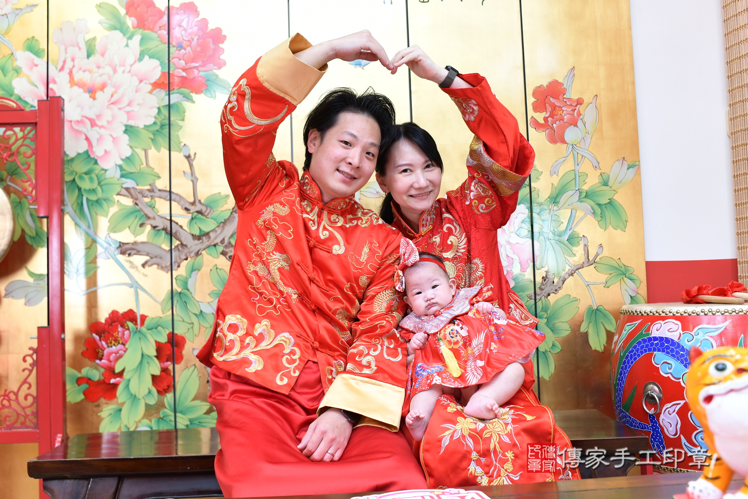 小曦寶寶收涎，成人與小孩古裝禮服照。地點：傳家「台北店」古禮會場，照片2