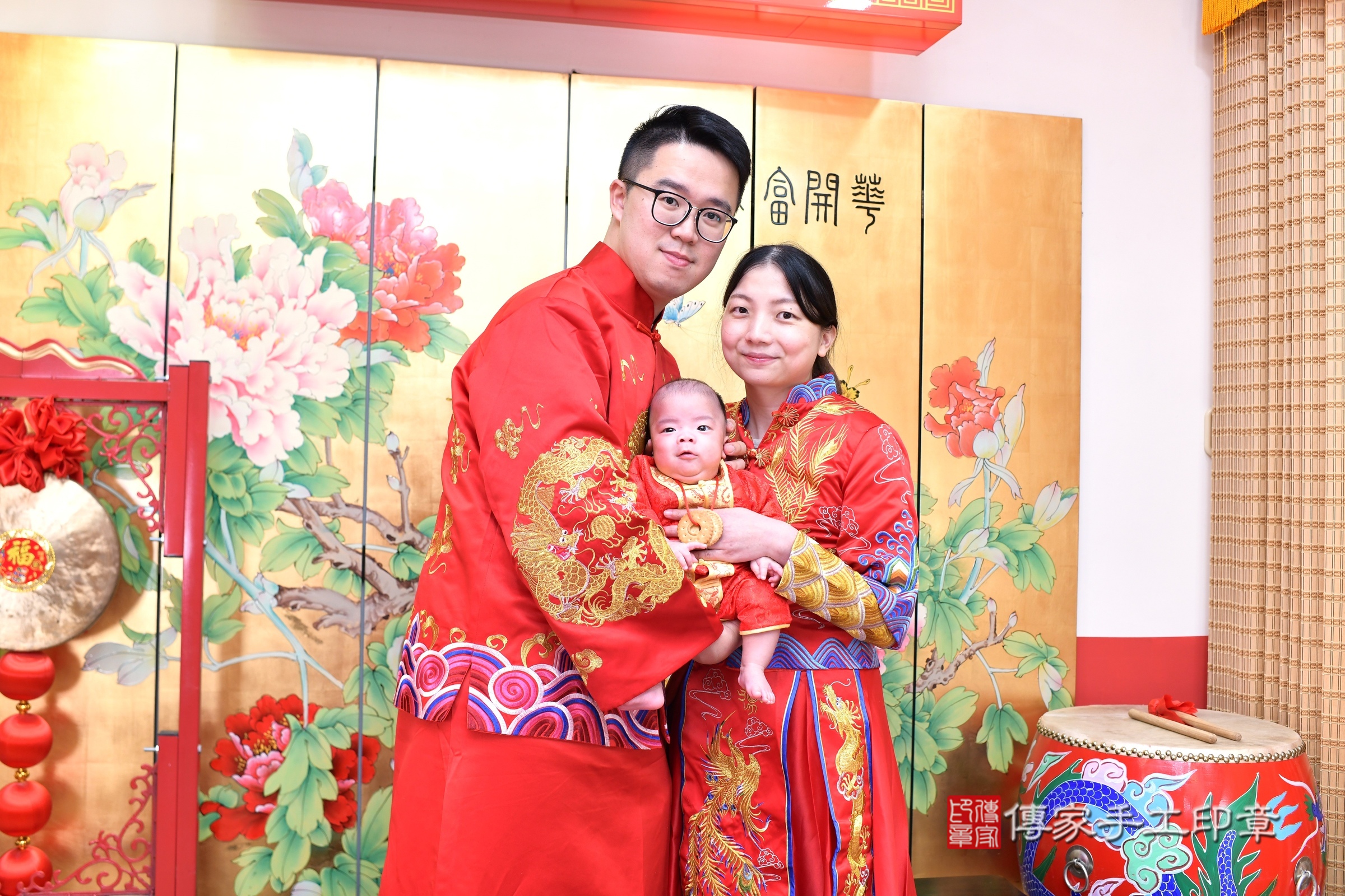 曦曦寶寶收涎，成人與小孩古裝禮服照。地點：傳家「新北店」古禮會場，照片1