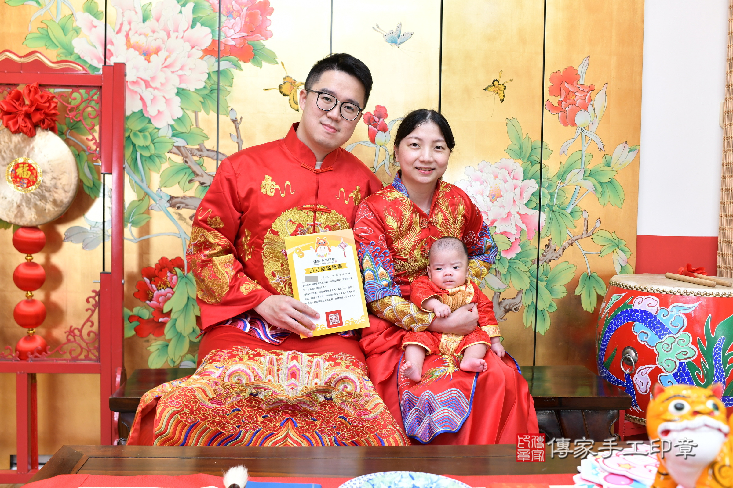 曦曦寶寶收涎，成人與小孩古裝禮服照。地點：傳家「新北店」古禮會場，照片3