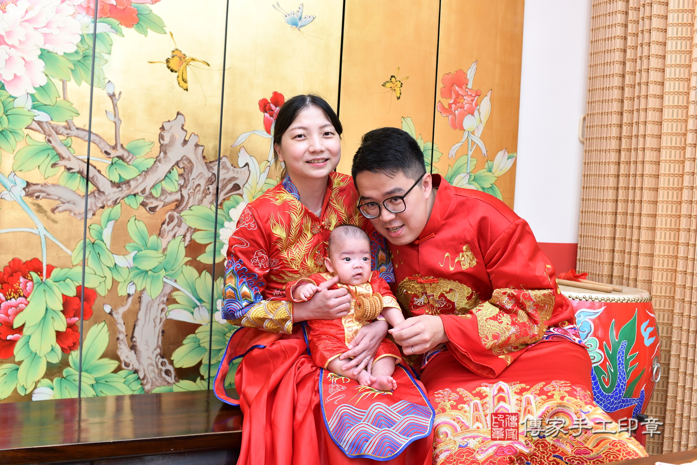 曦曦寶寶收涎，成人與小孩古裝禮服照。地點：傳家「新北店」古禮會場，照片2