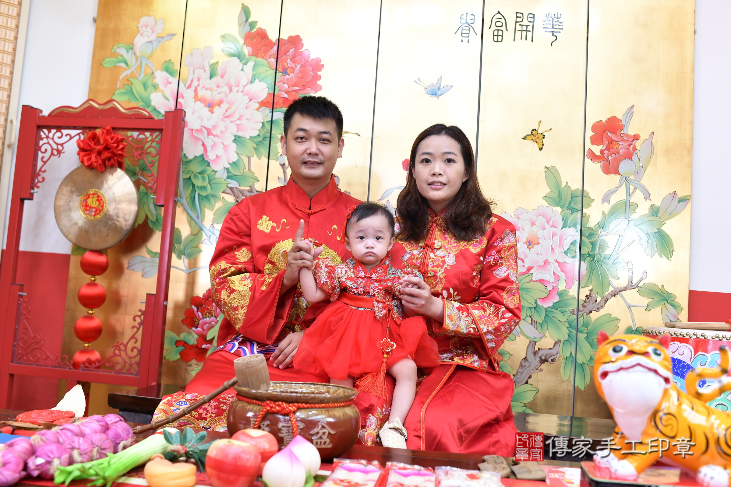 小睎寶寶抓周，成人與小孩古裝禮服照。地點：傳家「台北店」古禮會場，照片1