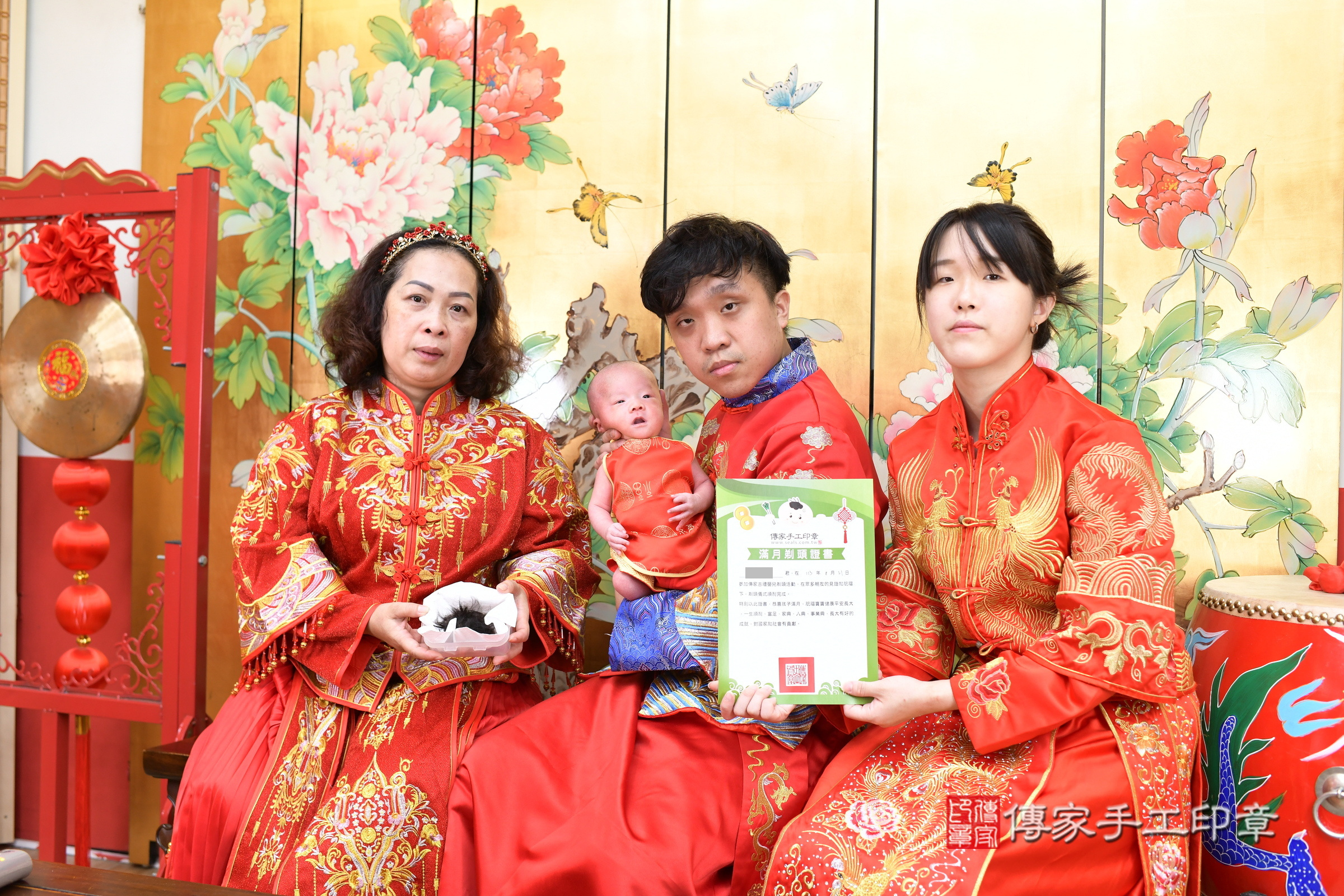 小亦寶寶剃頭，成人與小孩古裝禮服照。地點：傳家「台北店」古禮會場，照片3