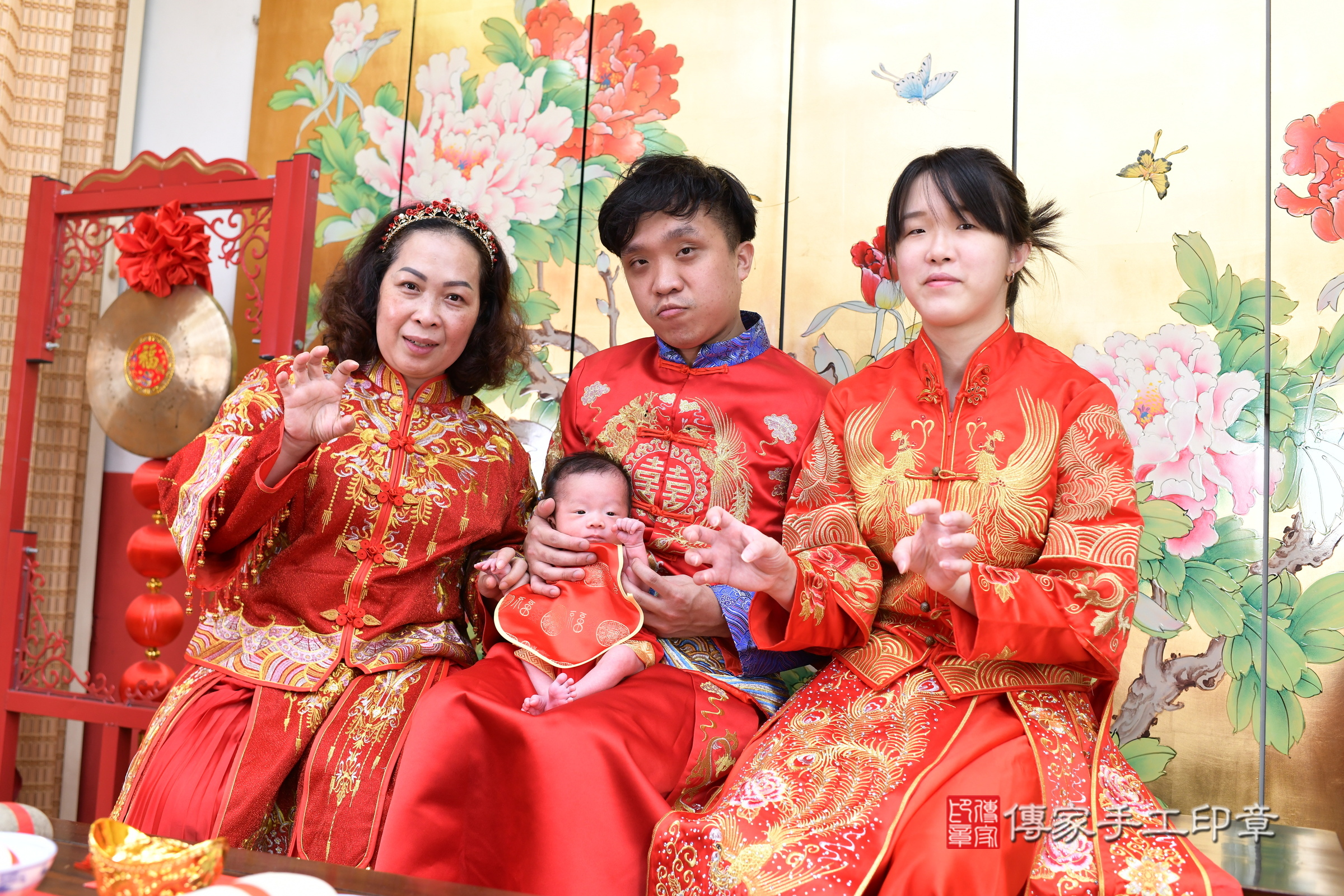 小亦寶寶剃頭，成人與小孩古裝禮服照。地點：傳家「台北店」古禮會場，照片1
