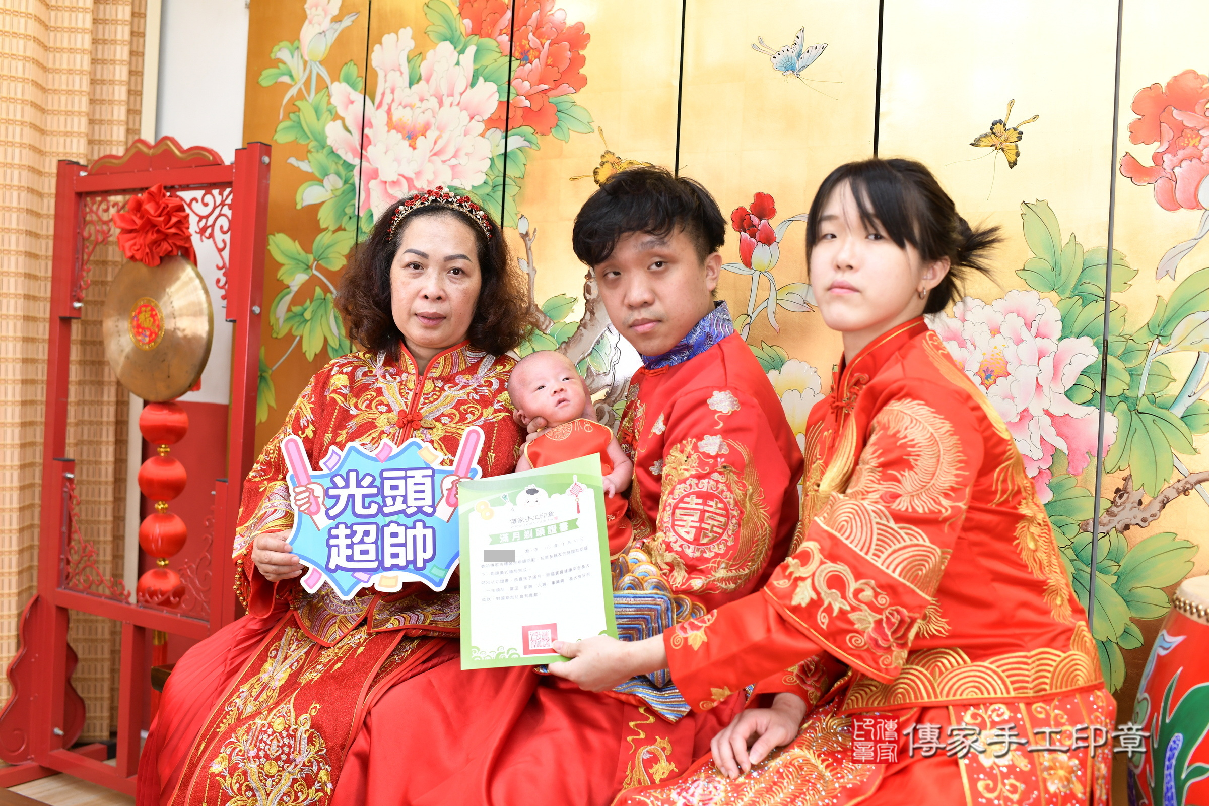 小亦寶寶剃頭，成人與小孩古裝禮服照。地點：傳家「台北店」古禮會場，照片4