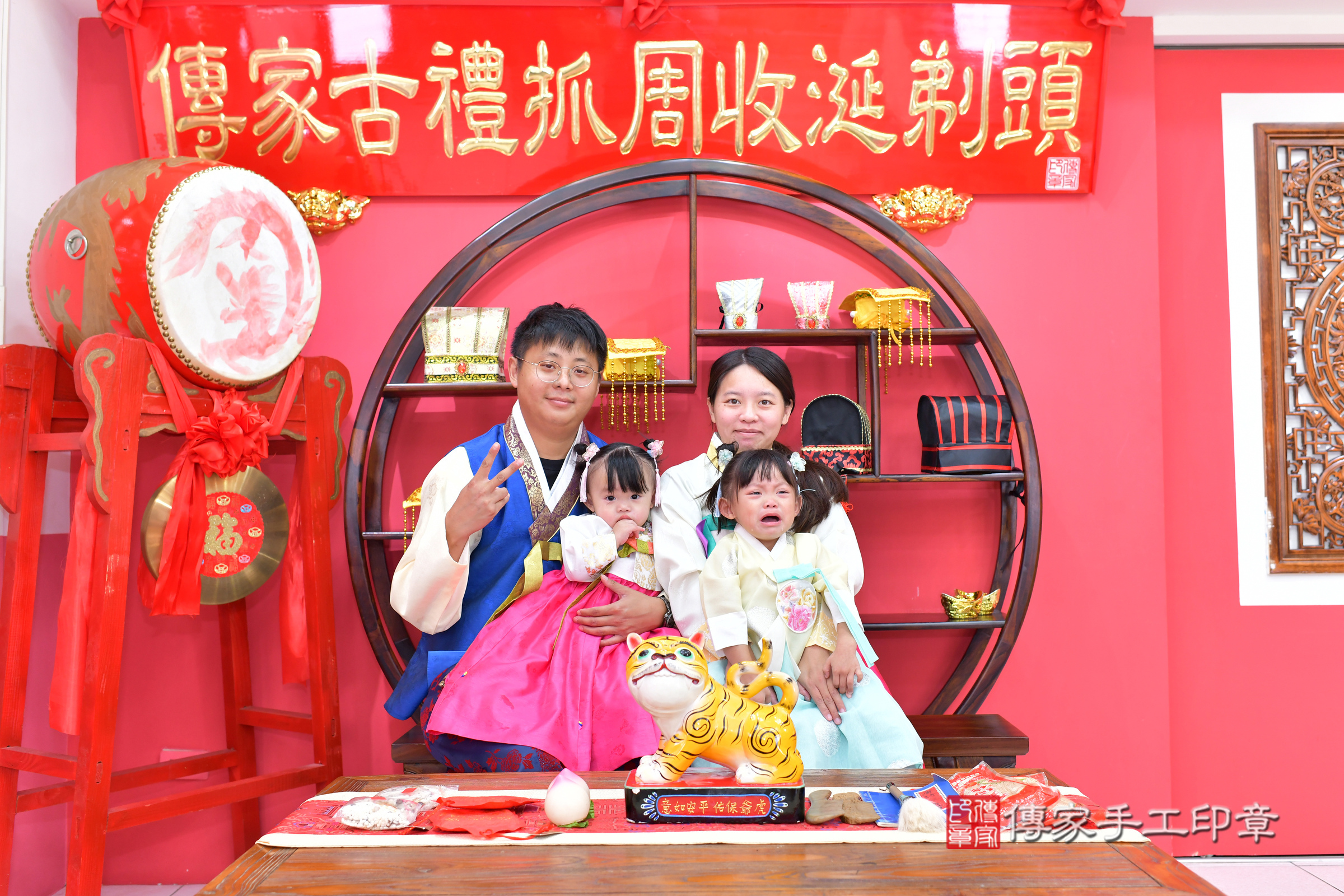 伶伶寶寶抓周，成人與小孩古裝禮服照。地點：傳家「台中店」古禮會場，照片2