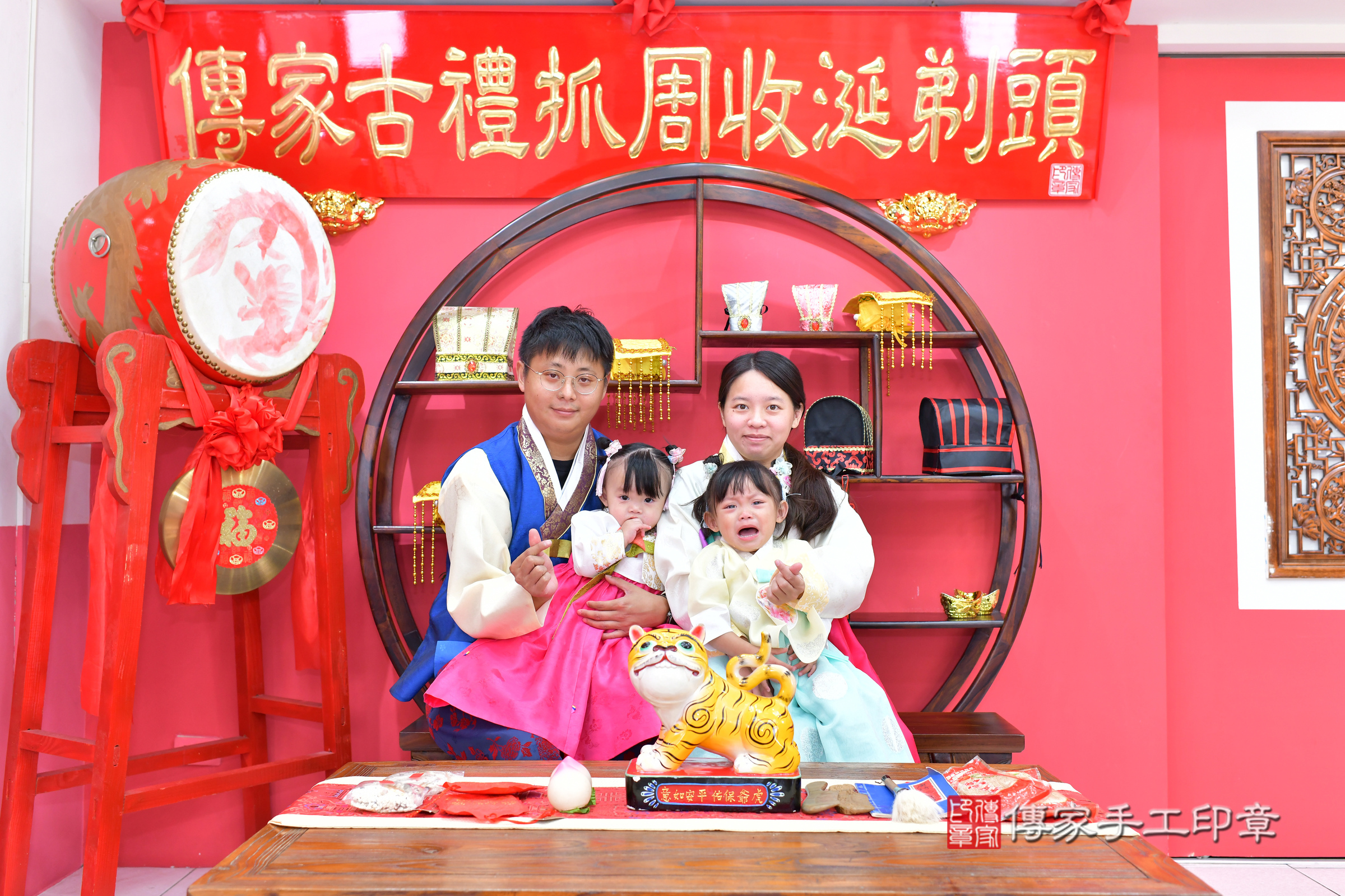 伶伶寶寶抓周，成人與小孩古裝禮服照。地點：傳家「台中店」古禮會場，照片1