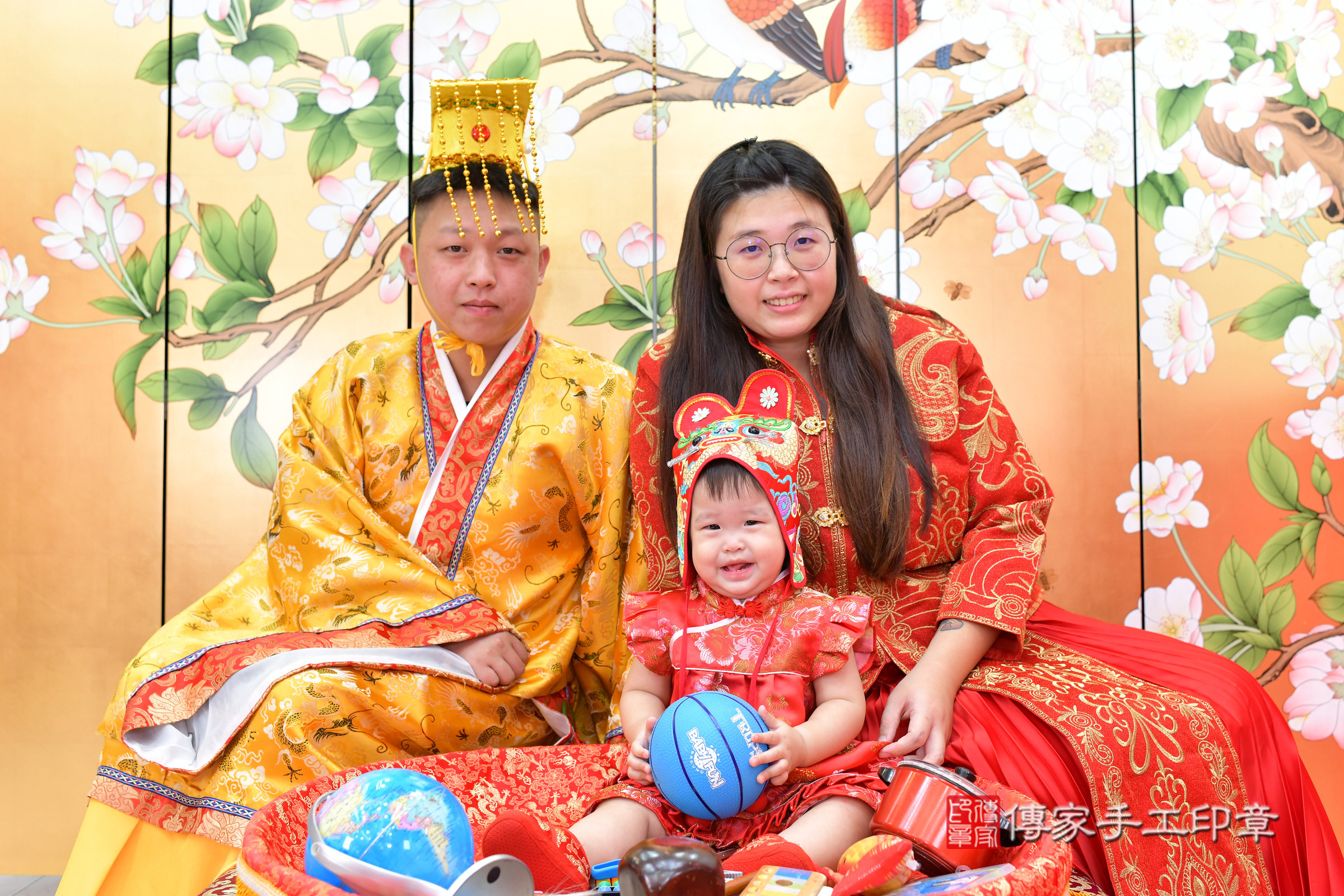 小瑜寶寶抓周，成人與小孩古裝禮服照。地點：傳家「台中店」古禮會場，照片1