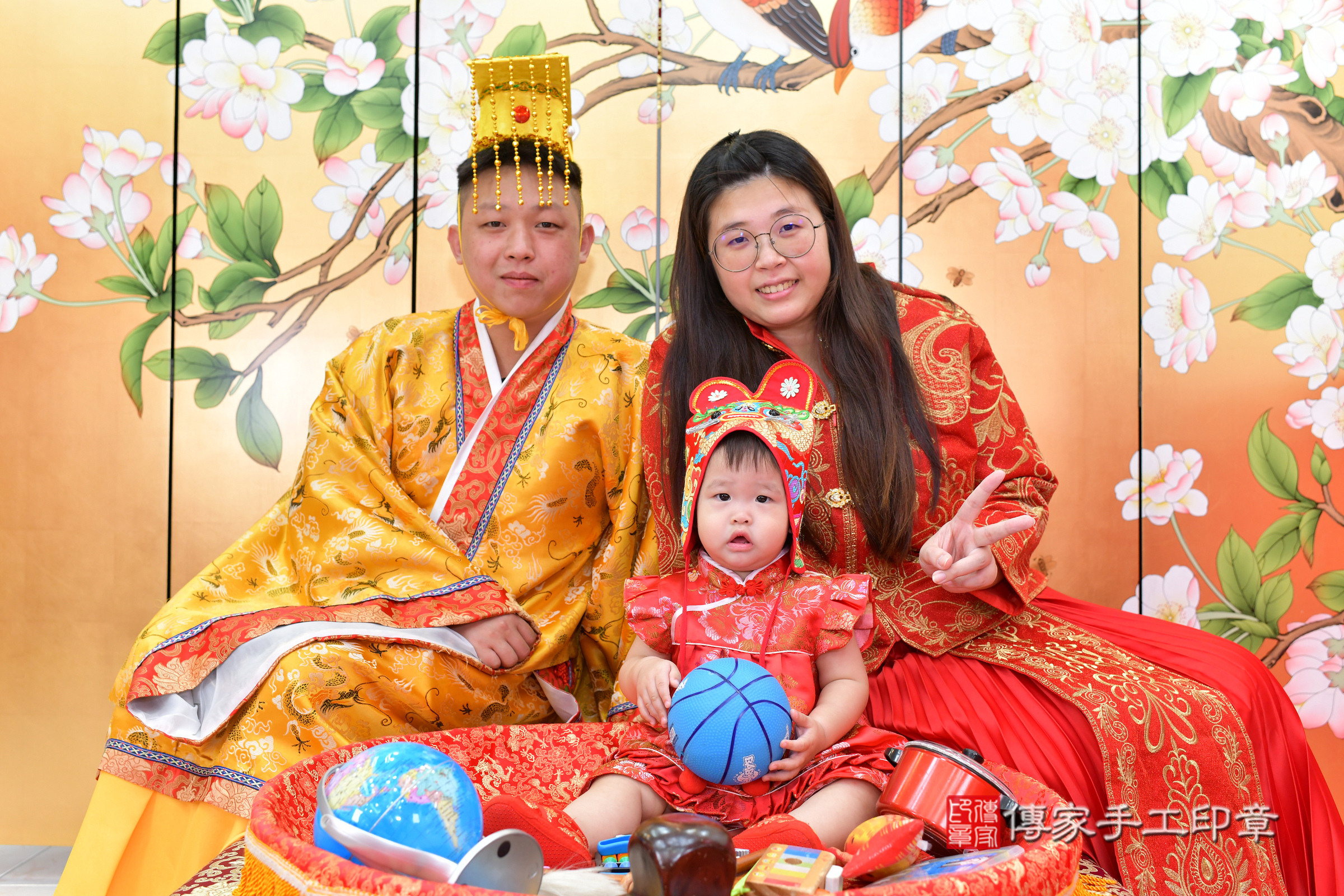 小瑜寶寶抓周，成人與小孩古裝禮服照。地點：傳家「台中店」古禮會場，照片2