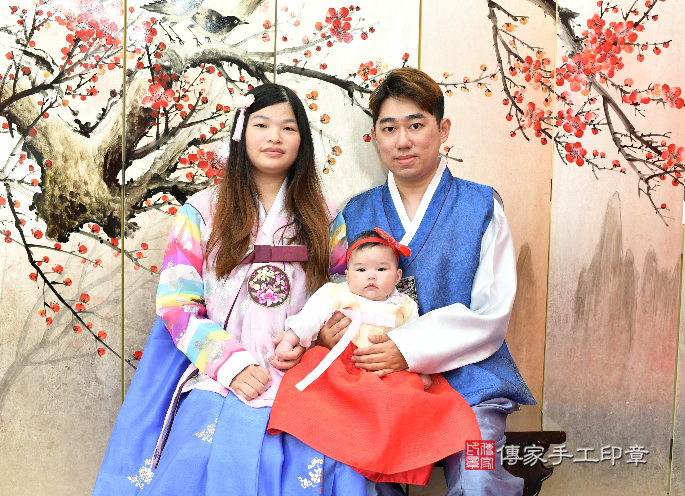 小涵寶寶收涎，成人與小孩古裝禮服照。地點：傳家「新北店」古禮會場，照片1