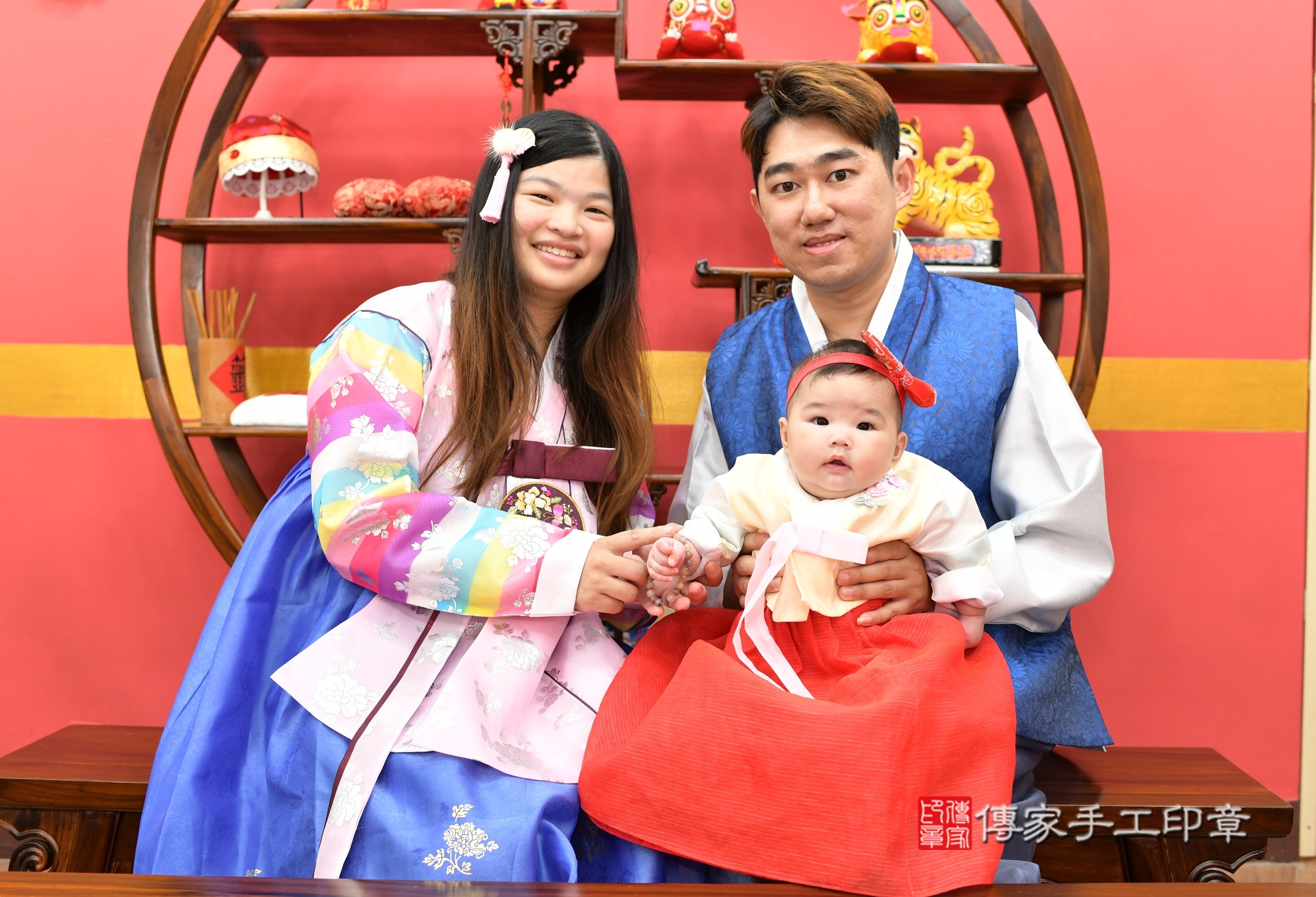 小涵寶寶收涎，成人與小孩古裝禮服照。地點：傳家「新北店」古禮會場，照片2