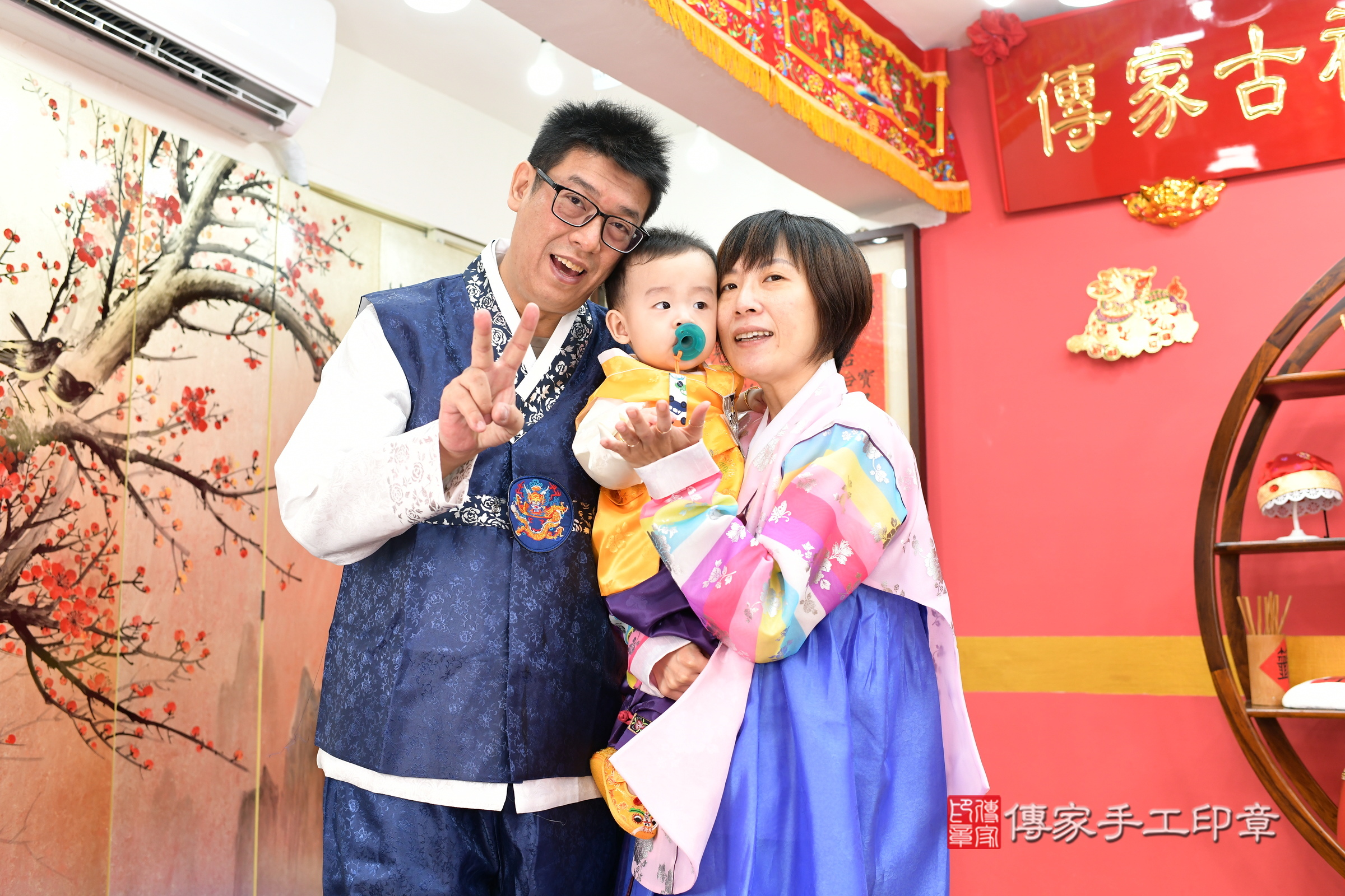 小正寶寶抓周，成人與小孩古裝禮服照。地點：傳家「新北店」古禮會場，照片2