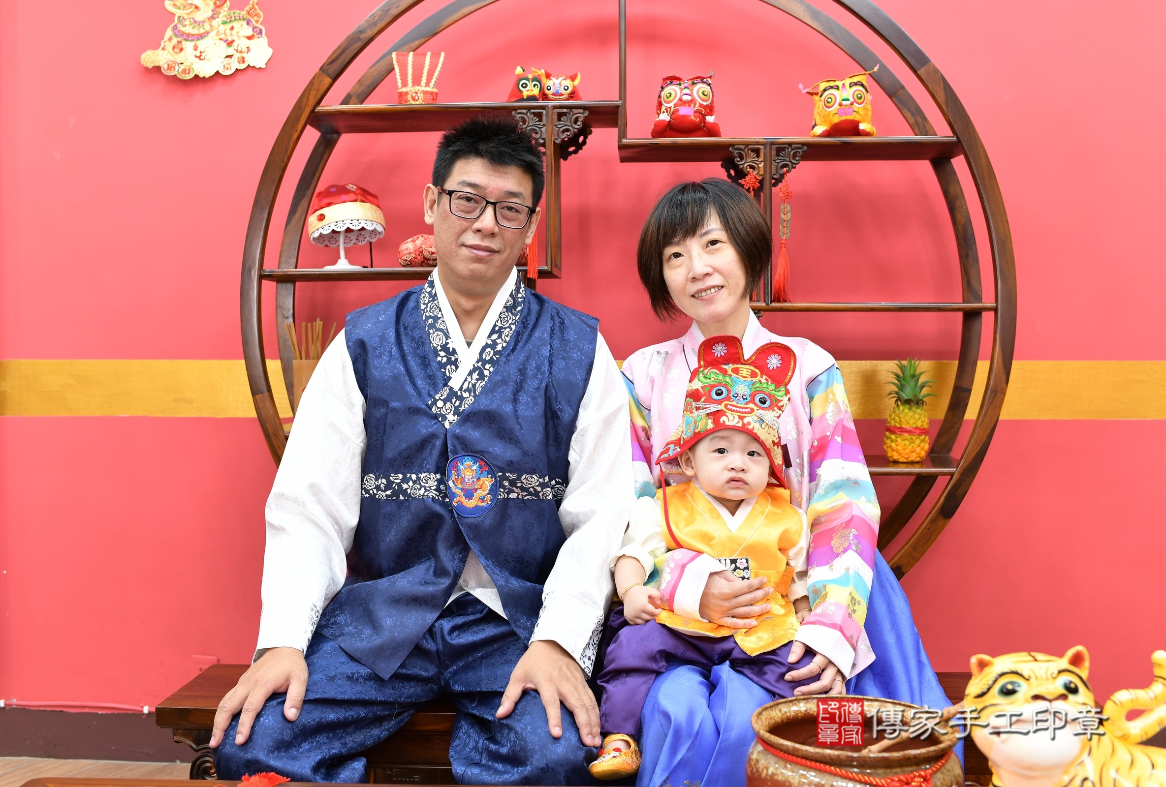 小正寶寶抓周，成人與小孩古裝禮服照。地點：傳家「新北店」古禮會場，照片1