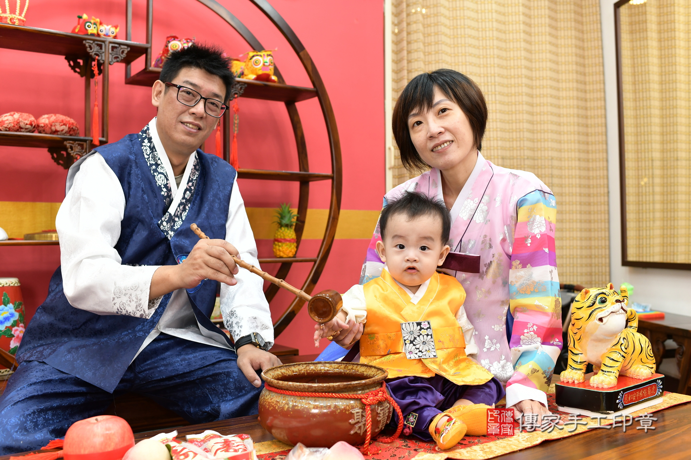小正寶寶抓周，成人與小孩古裝禮服照。地點：傳家「新北店」古禮會場，照片3