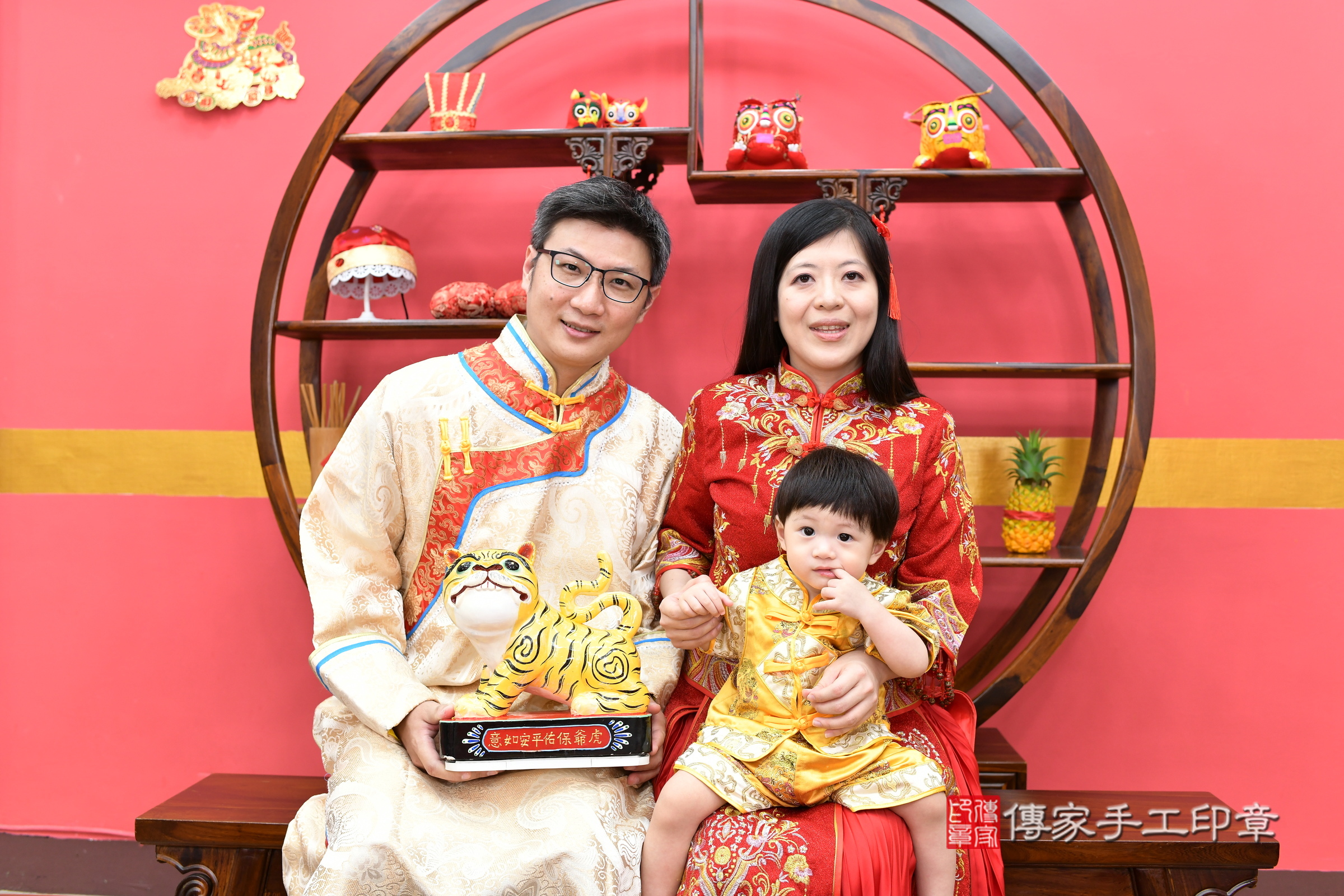 小綸寶寶抓周，成人與小孩古裝禮服照。地點：傳家「新北店」古禮會場，照片3