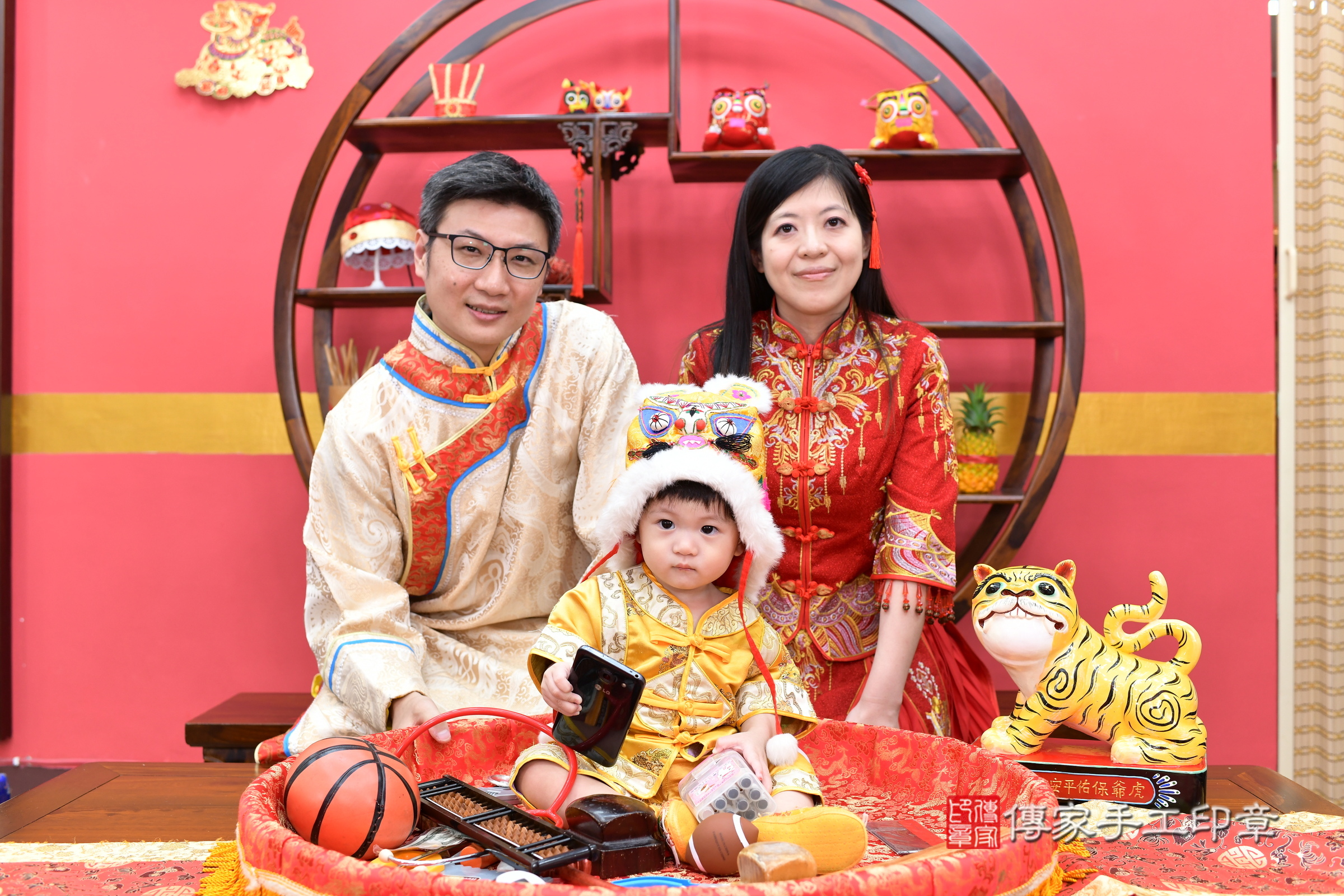 小綸寶寶抓周，成人與小孩古裝禮服照。地點：傳家「新北店」古禮會場，照片1