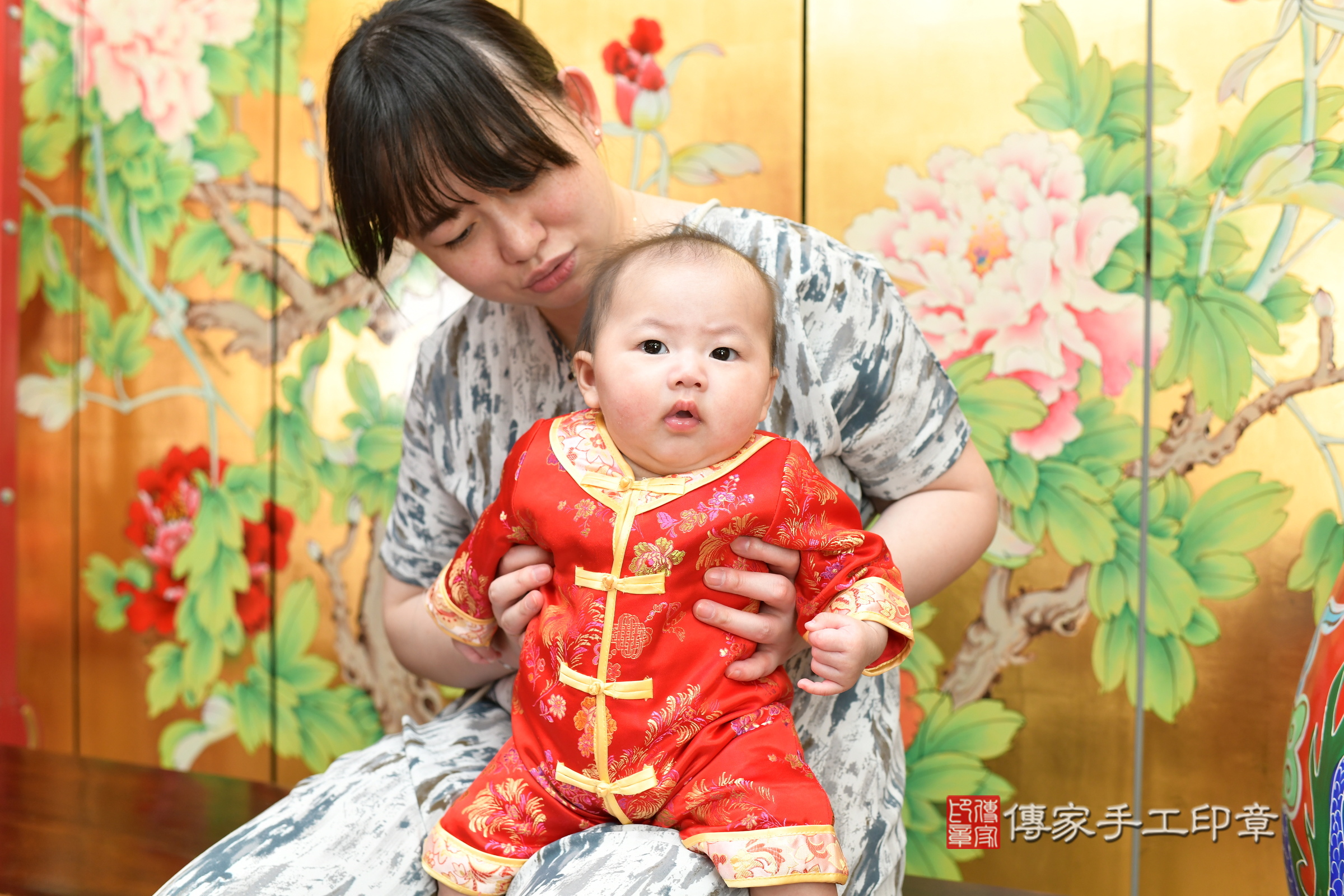 昀昀寶寶收涎，小孩古裝禮服照。地點：傳家「台北店」古禮會場，照片1
