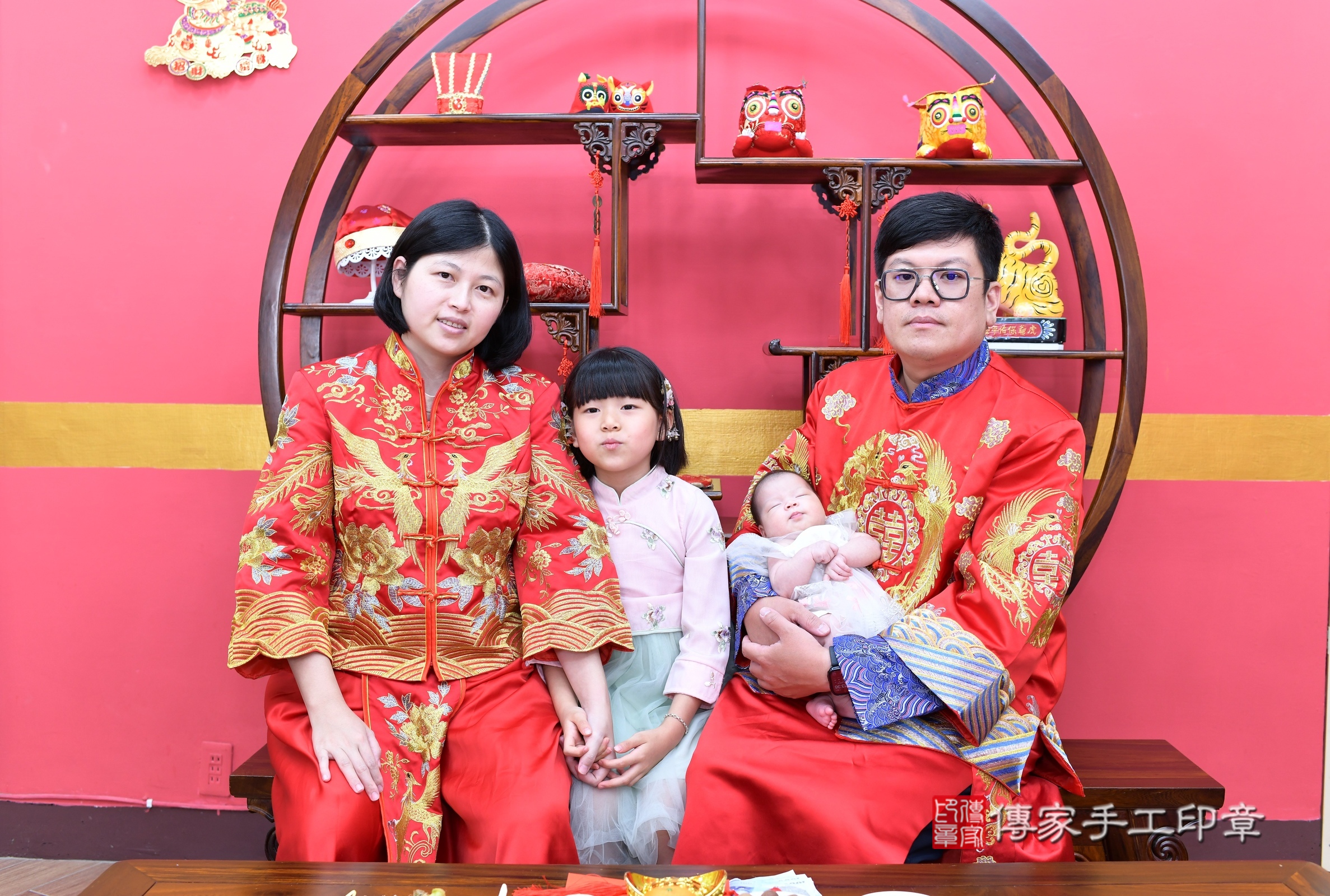 晴晴寶寶剃頭，成人與小孩古裝禮服照。地點：傳家「新北店」古禮會場，照片1